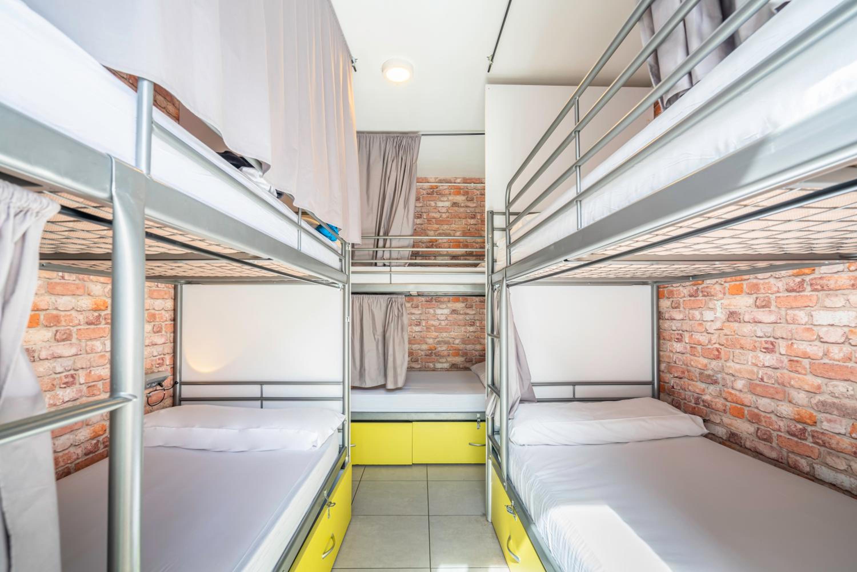 Cama en Habitación Compartida Mixta de 6 Camas con Balcón Privado