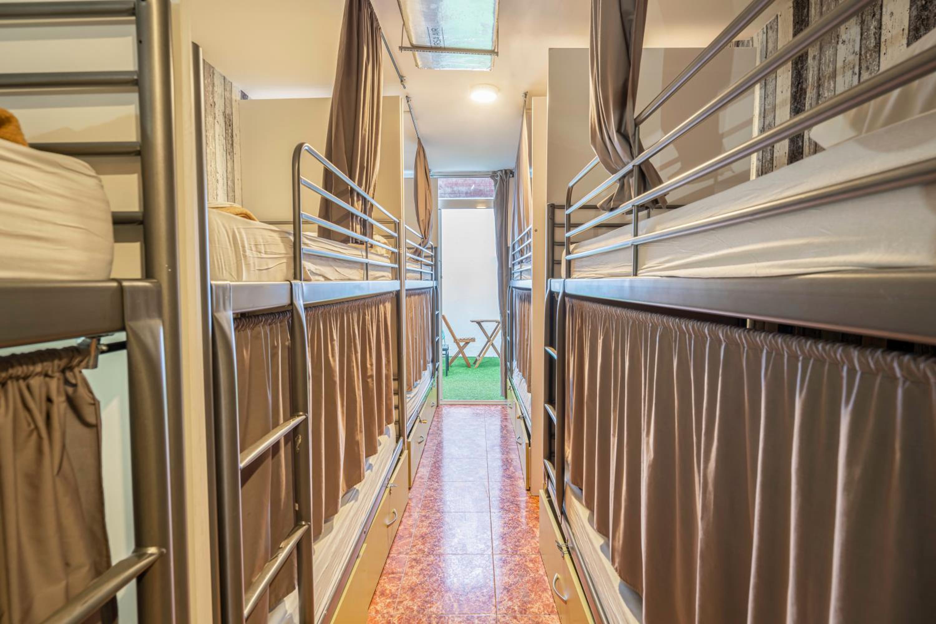 Cama en Dormitorio Mixto de 16 Camas con Patio Privado