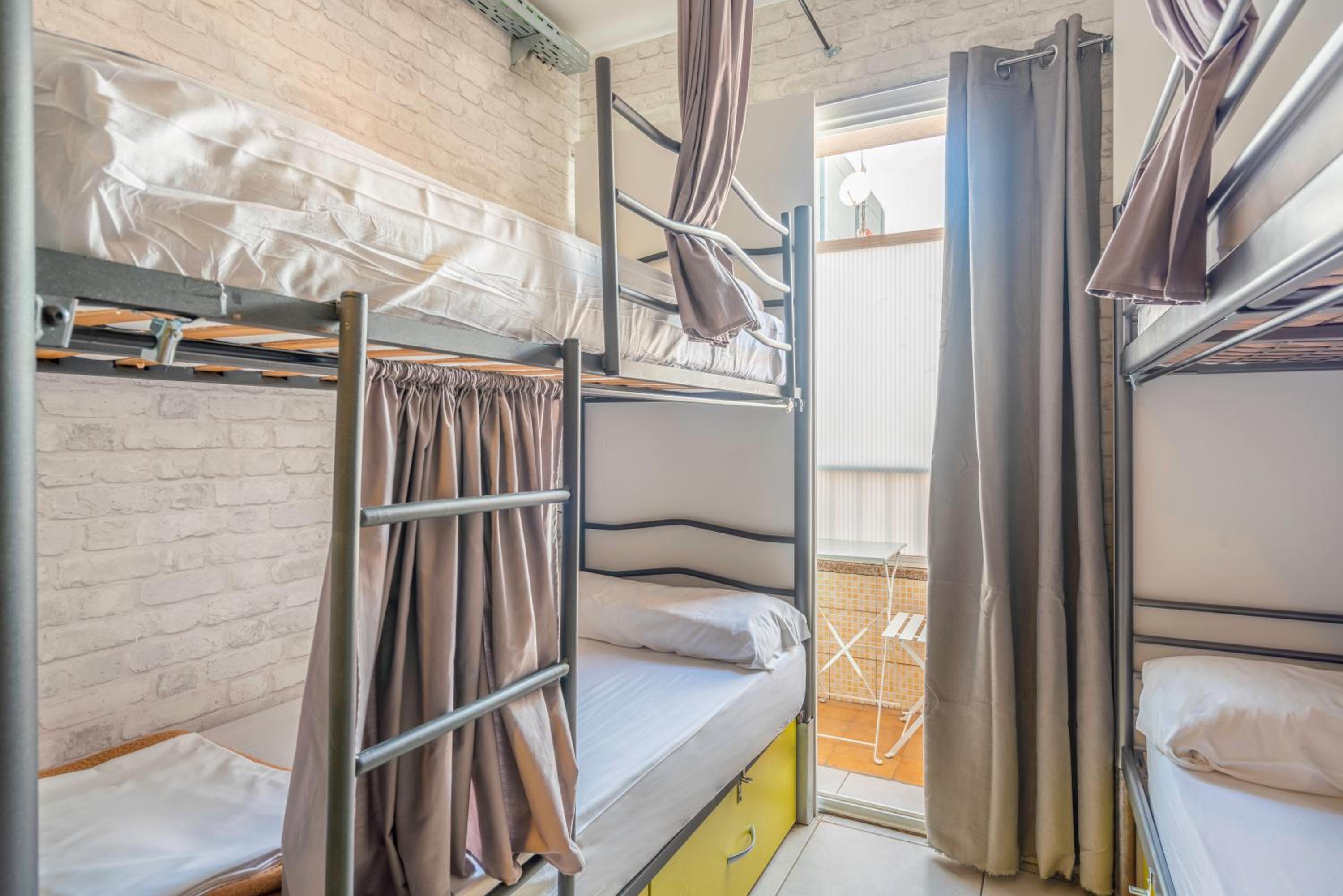 Cama en Habitación Compartida Mixta de 8 Camas con Balcón Privado