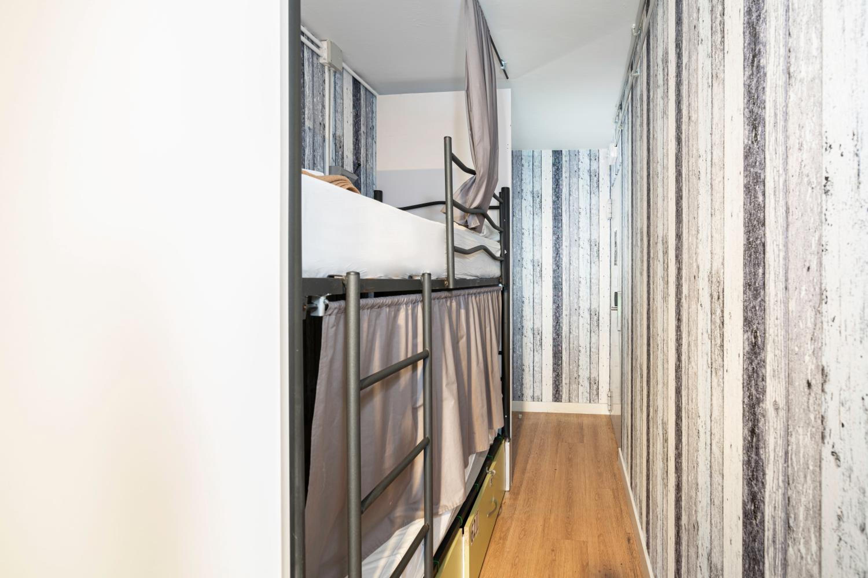 Cama en Habitación Compartida Mixta de 6 Camas con Terraza Privada