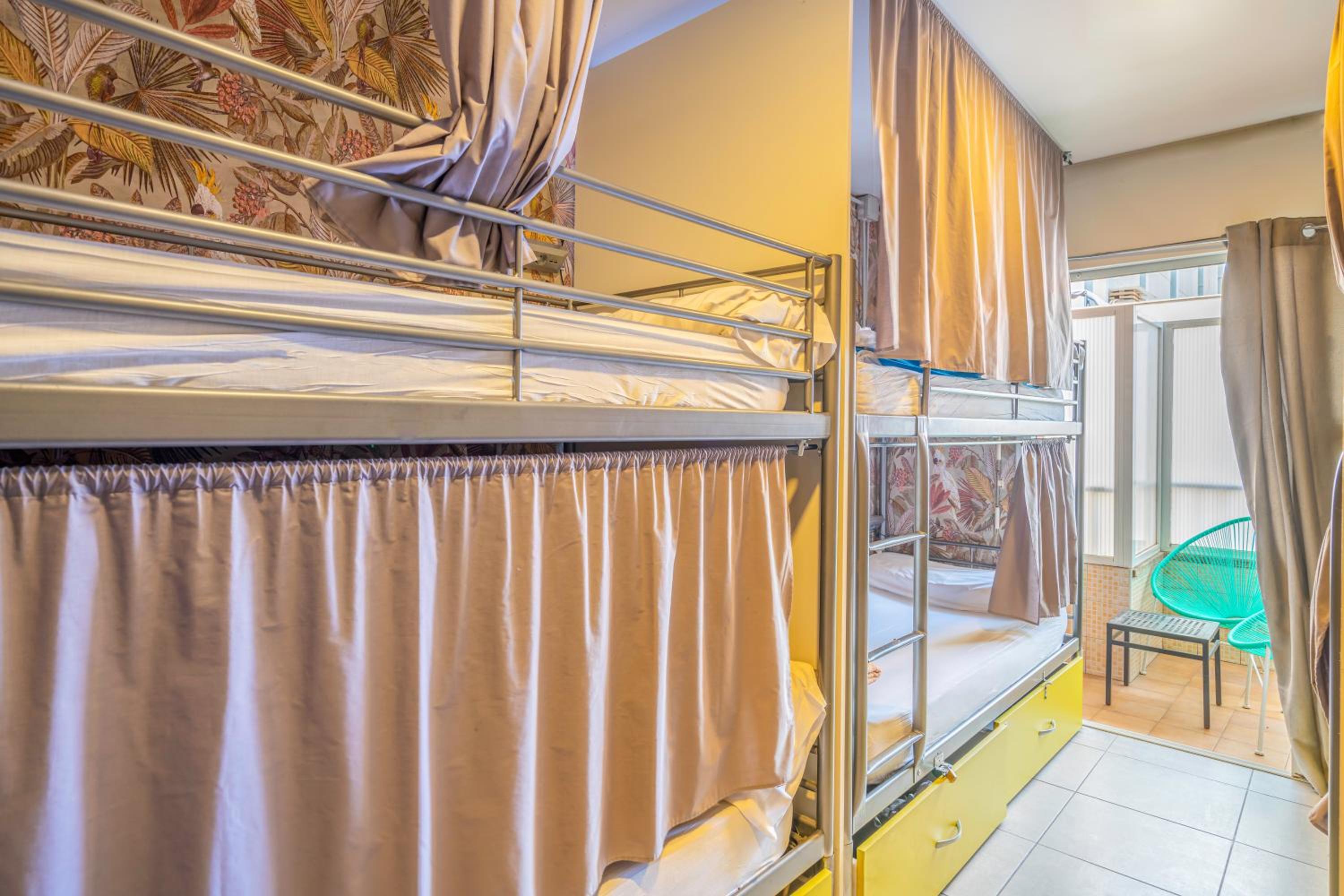 Cama en Habitación Compartida Femenina de 6 camas con Baño Privado y Balcón