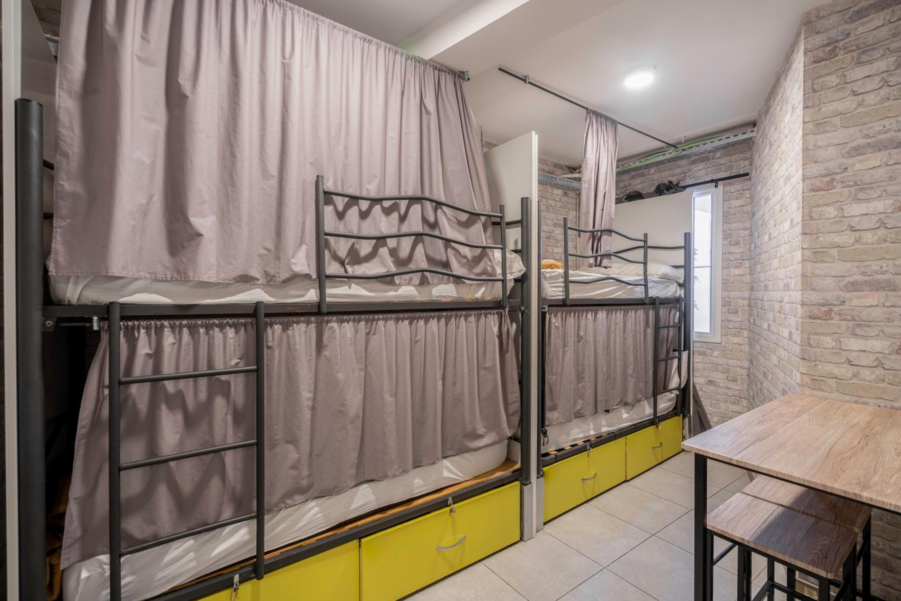 Cama en Dormitorio Mixto de 4 Camas con Baño Privado