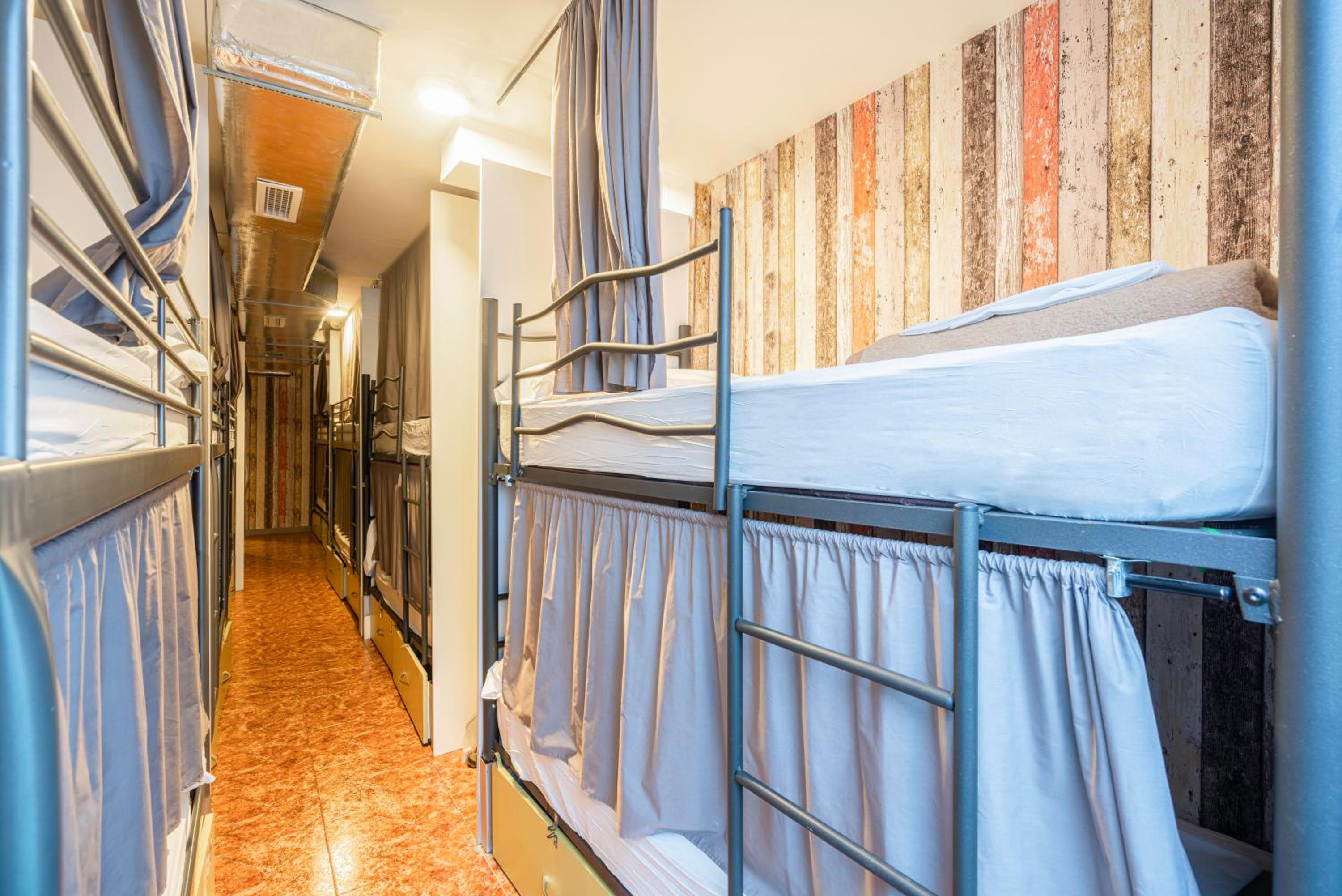 Bed in 16-Bed Mixed Dormitory Room with Private Patio photo 2