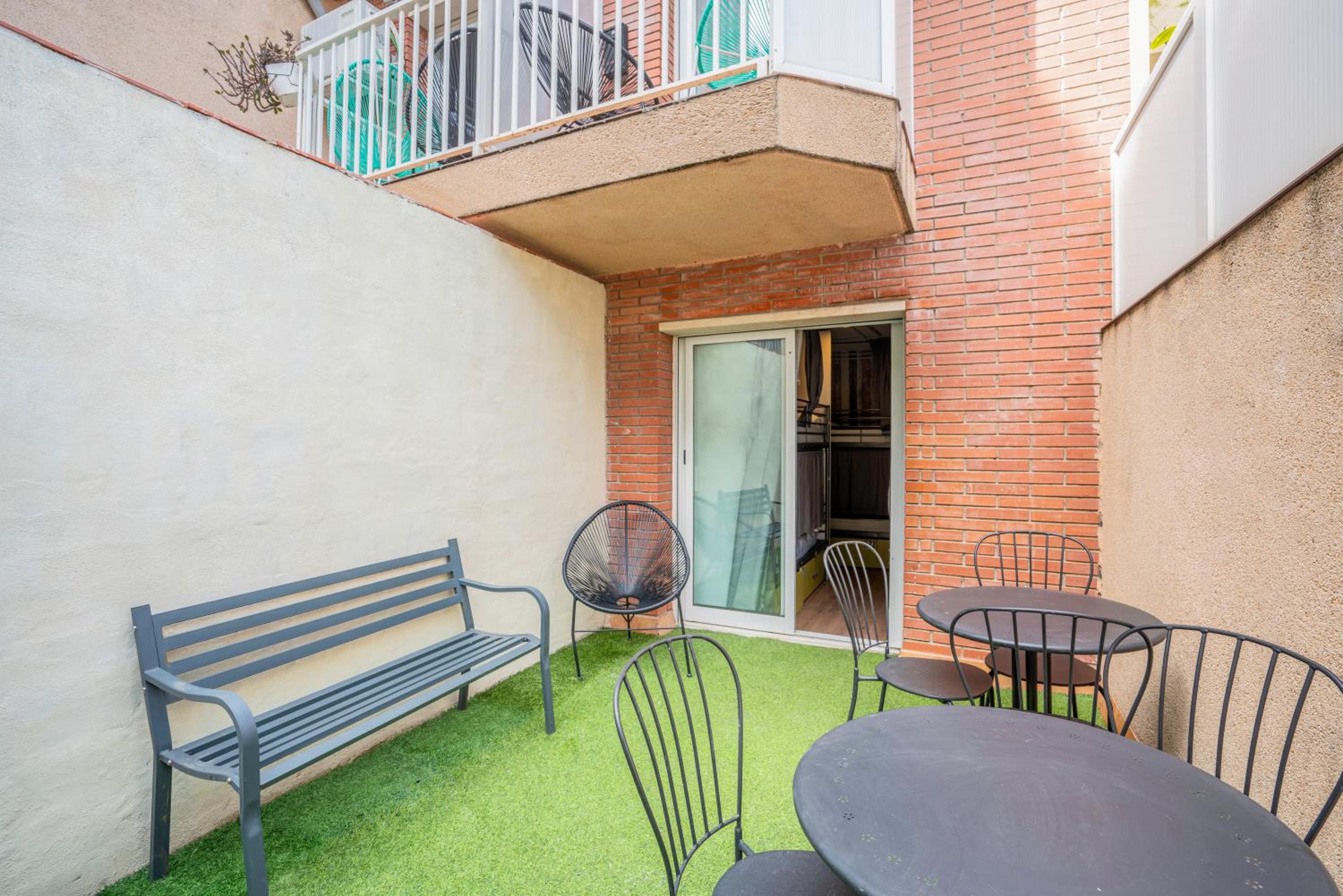 Bed in 6-Bed Mixed Dormitory Room with Private Terrace photo 3