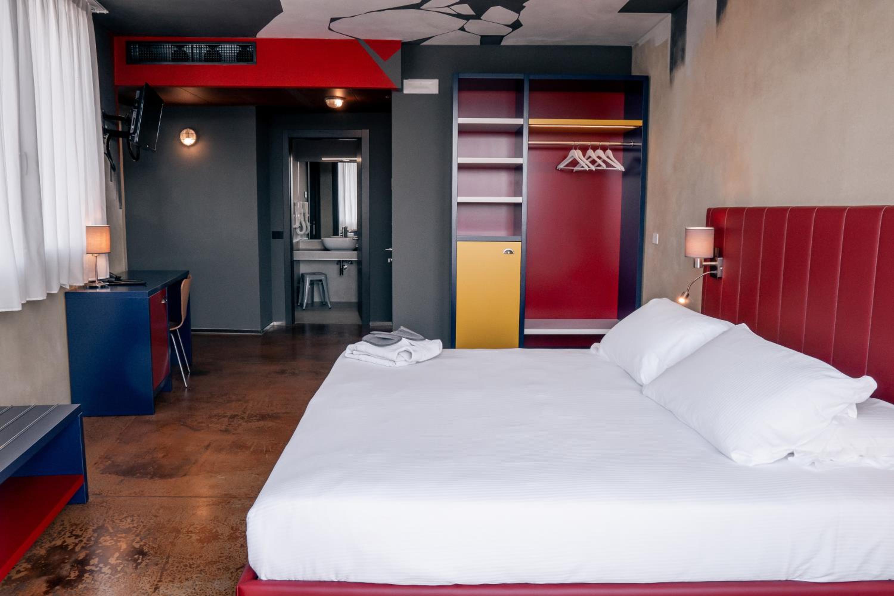Deluxe Double Room with Balcony photo 2