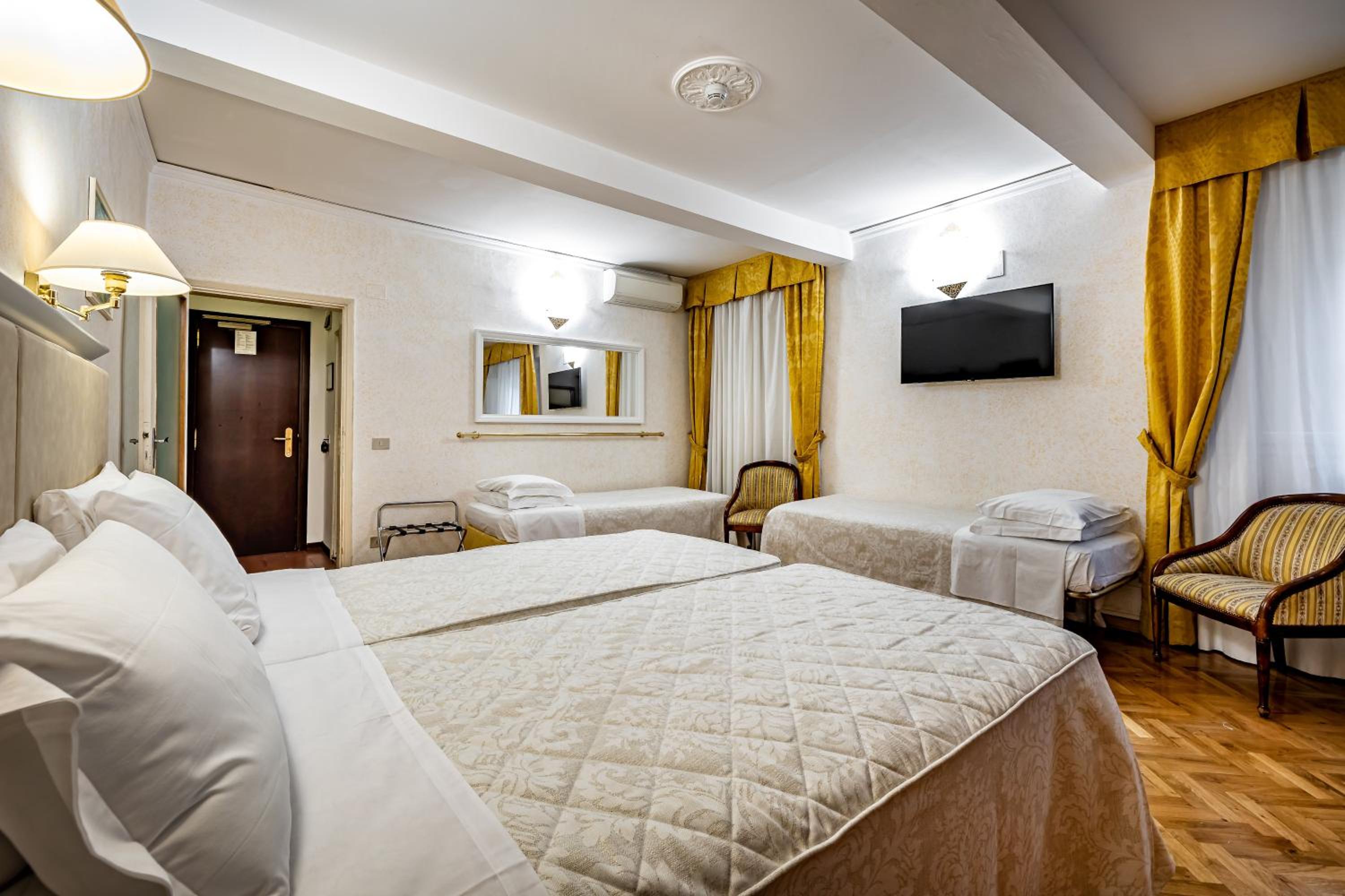 Quadruple Room thumbnail 6