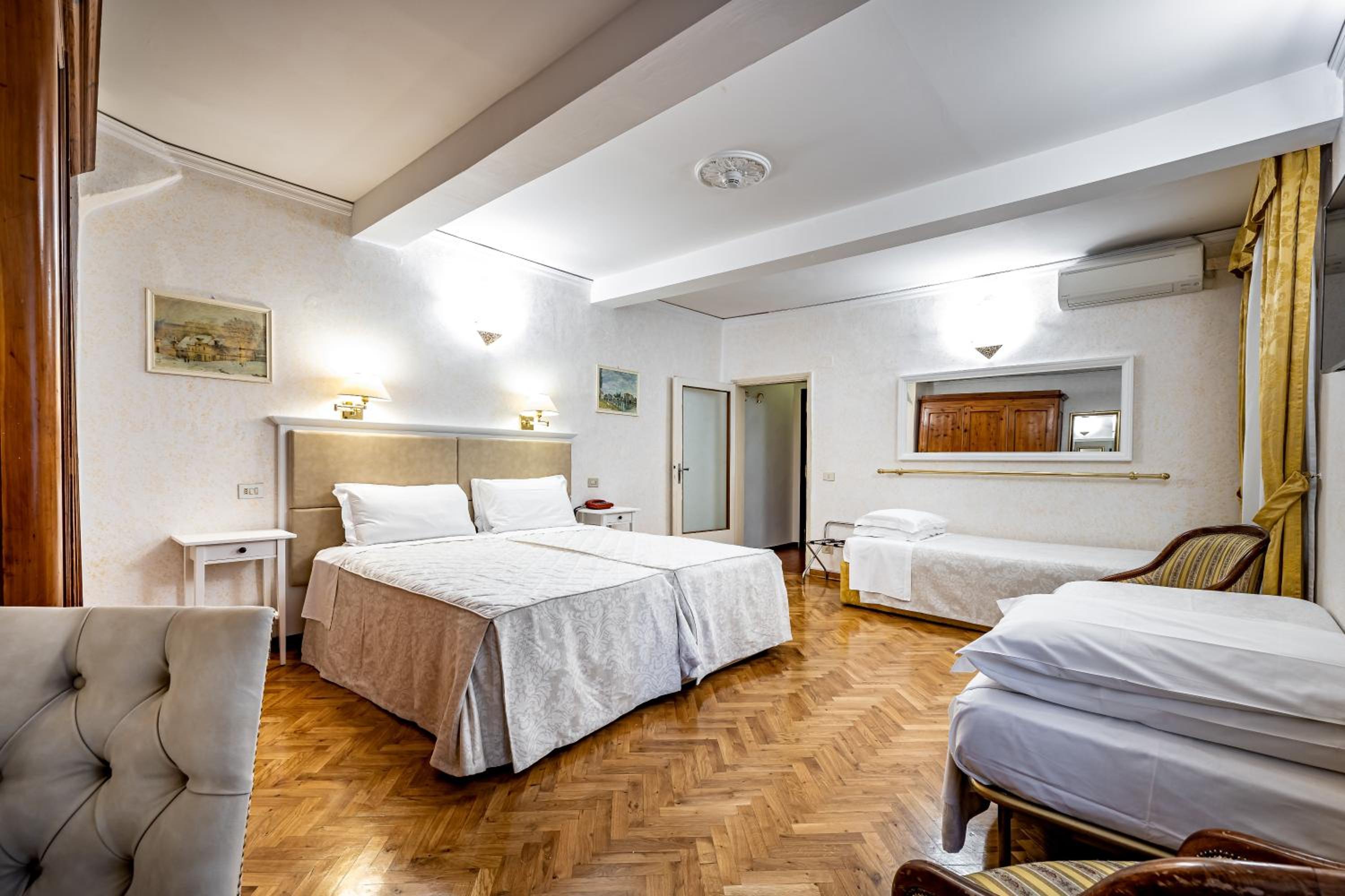 Quadruple Room thumbnail 5