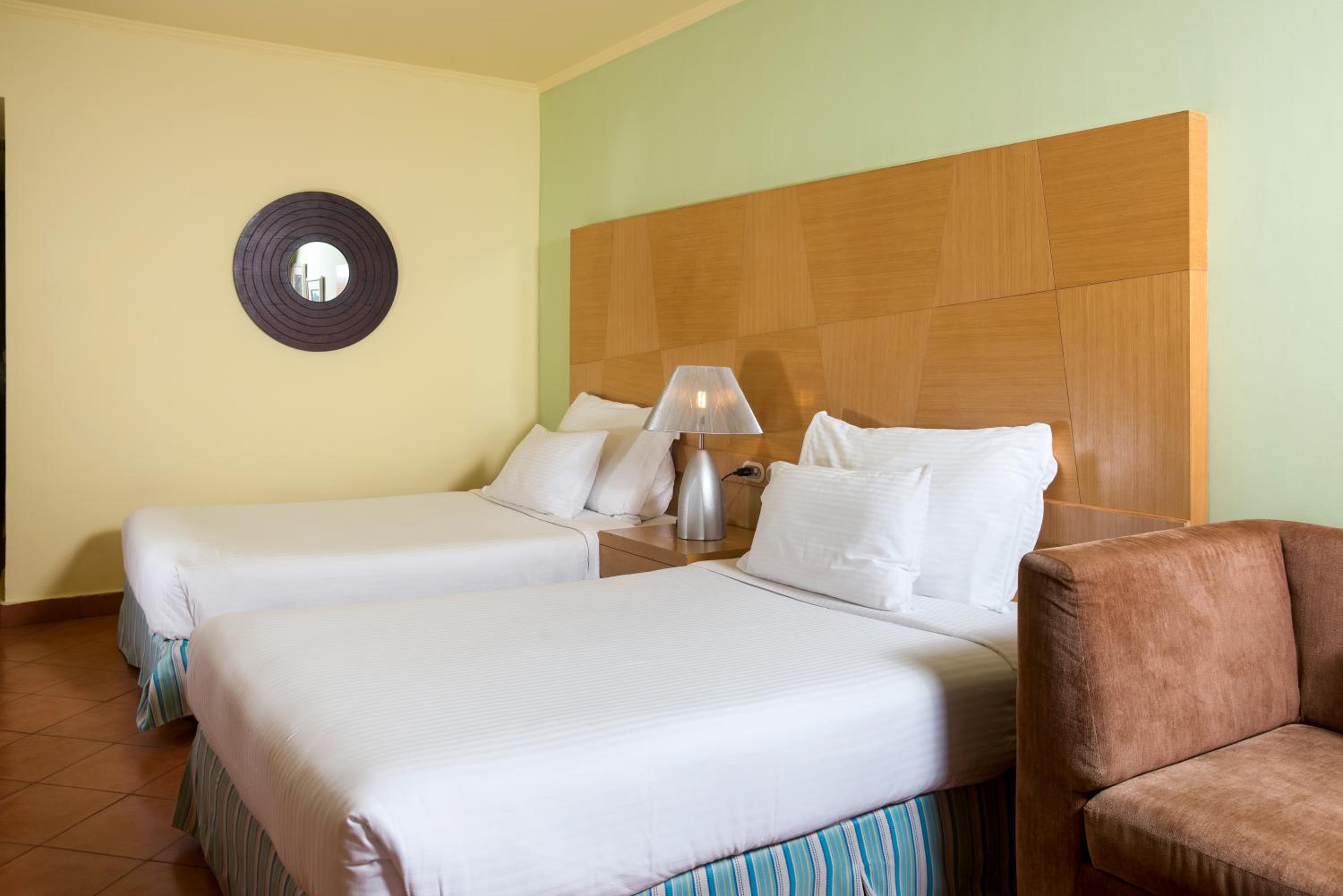 Superior Twin Room with Sea View - Photo 9