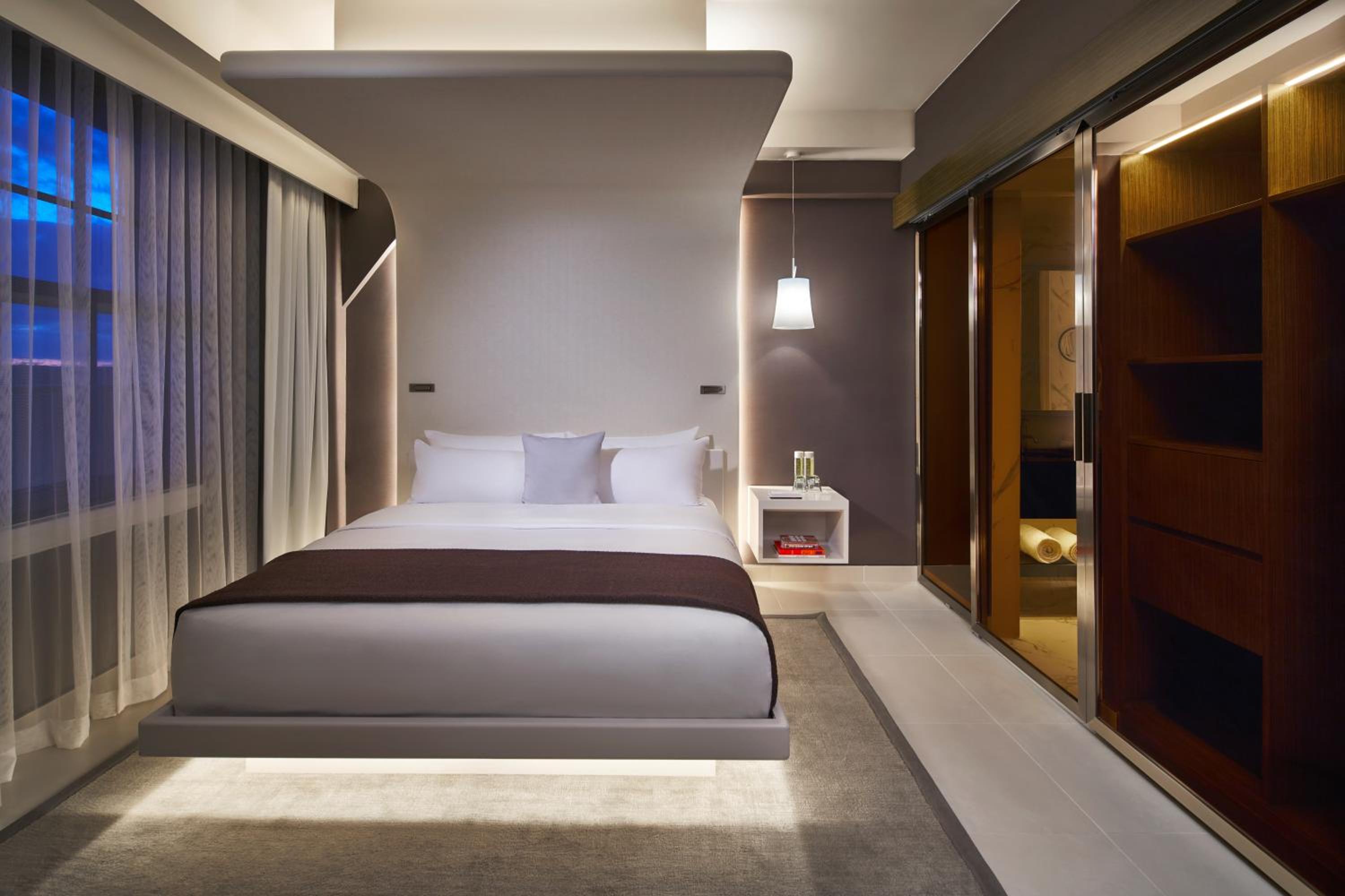 King Suite with Spa Bath - Photo 1