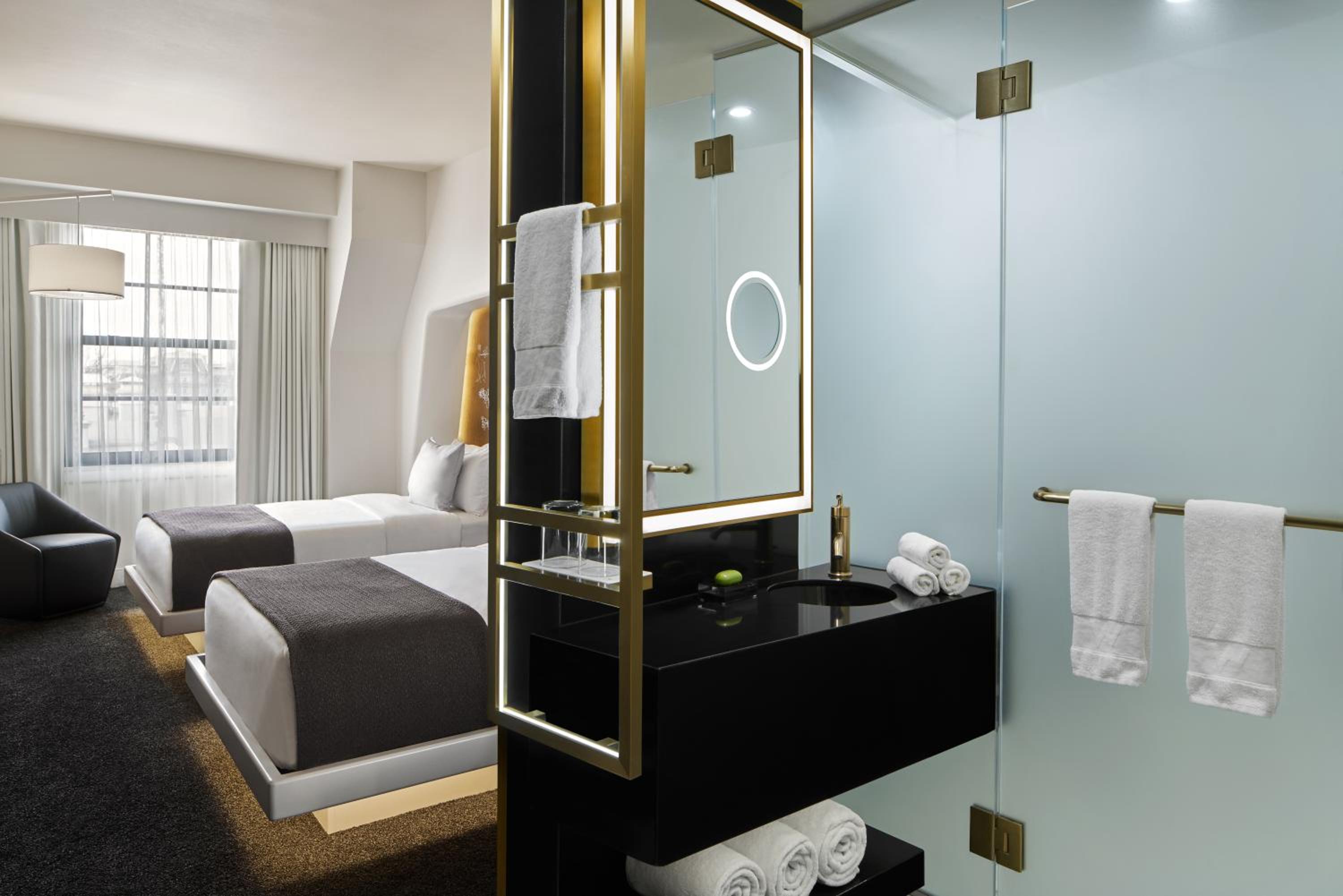 Deluxe Double or Twin Room with City View - Photo 4