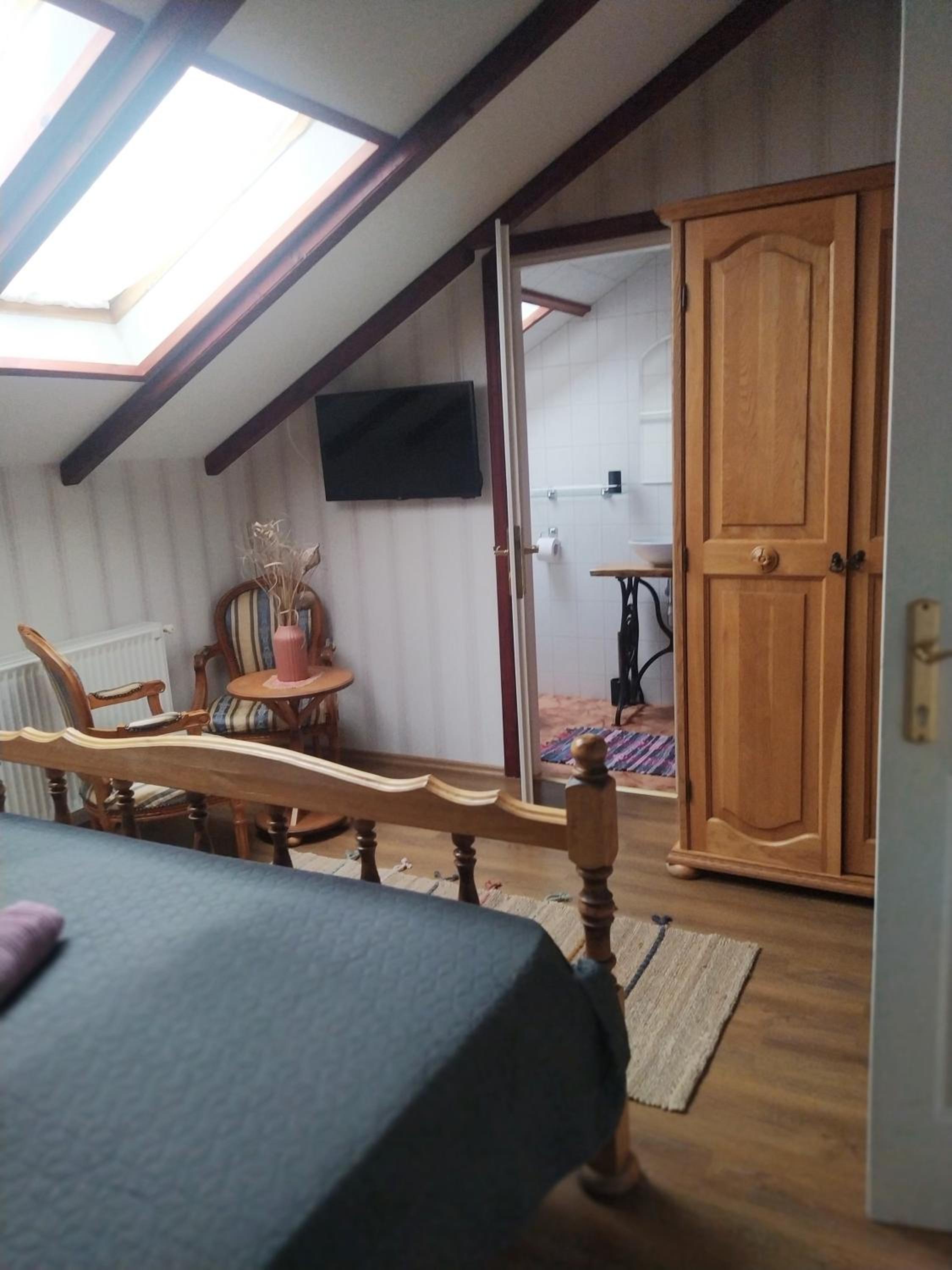 Five-Bedroom House photo 1
