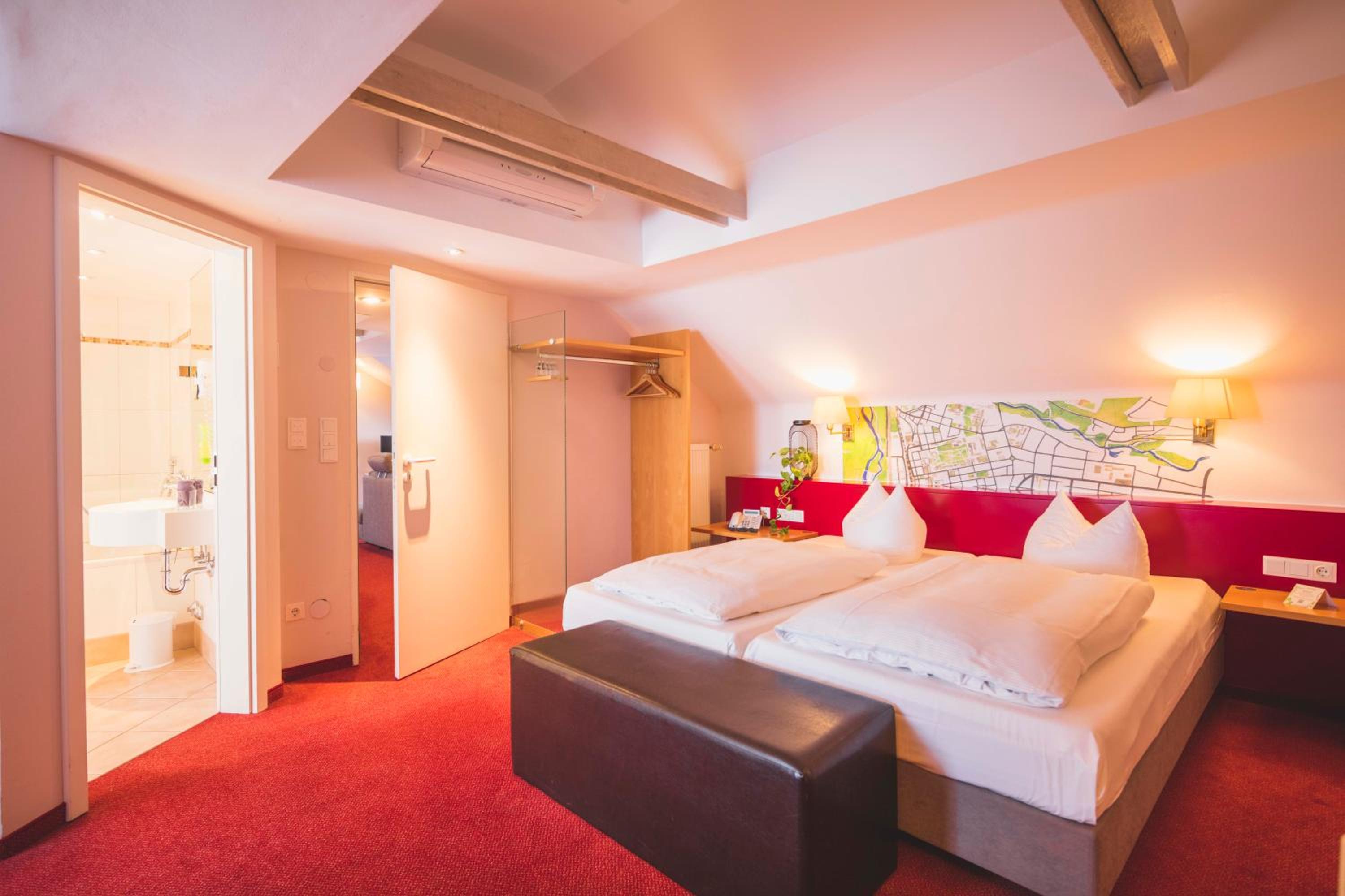 Suite - Photo 1