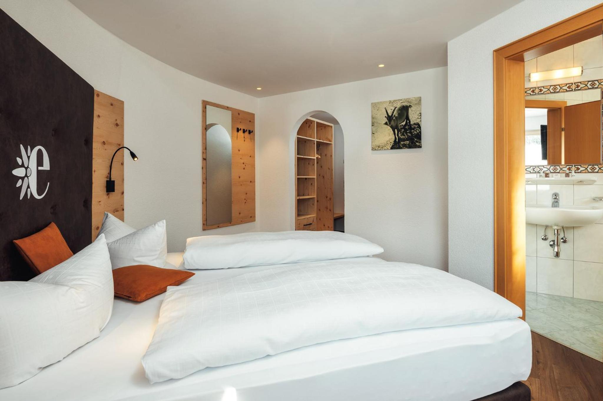 Double Room with Balcony - Photo 3