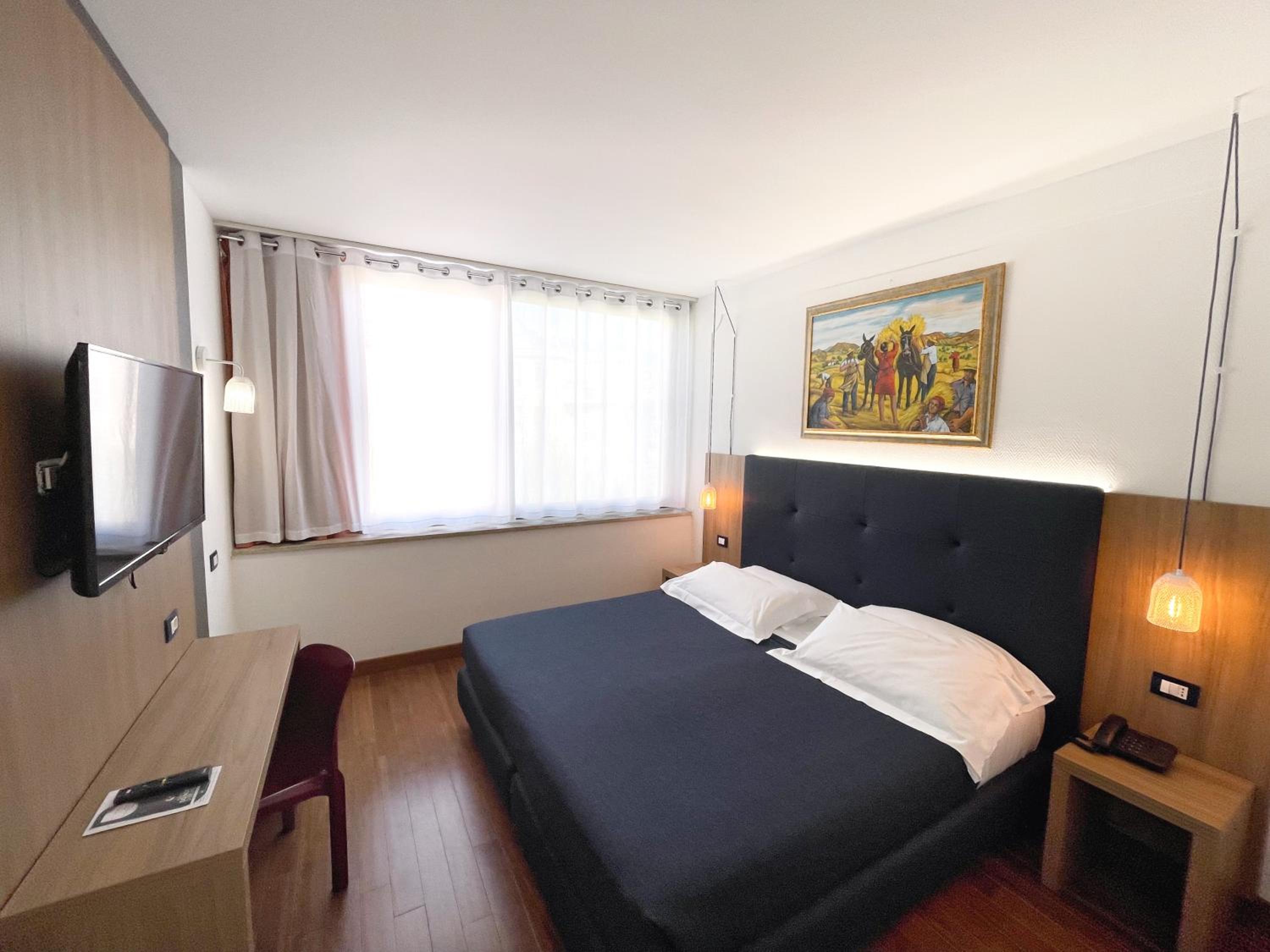 Classic Double Room with City View - Photo 2