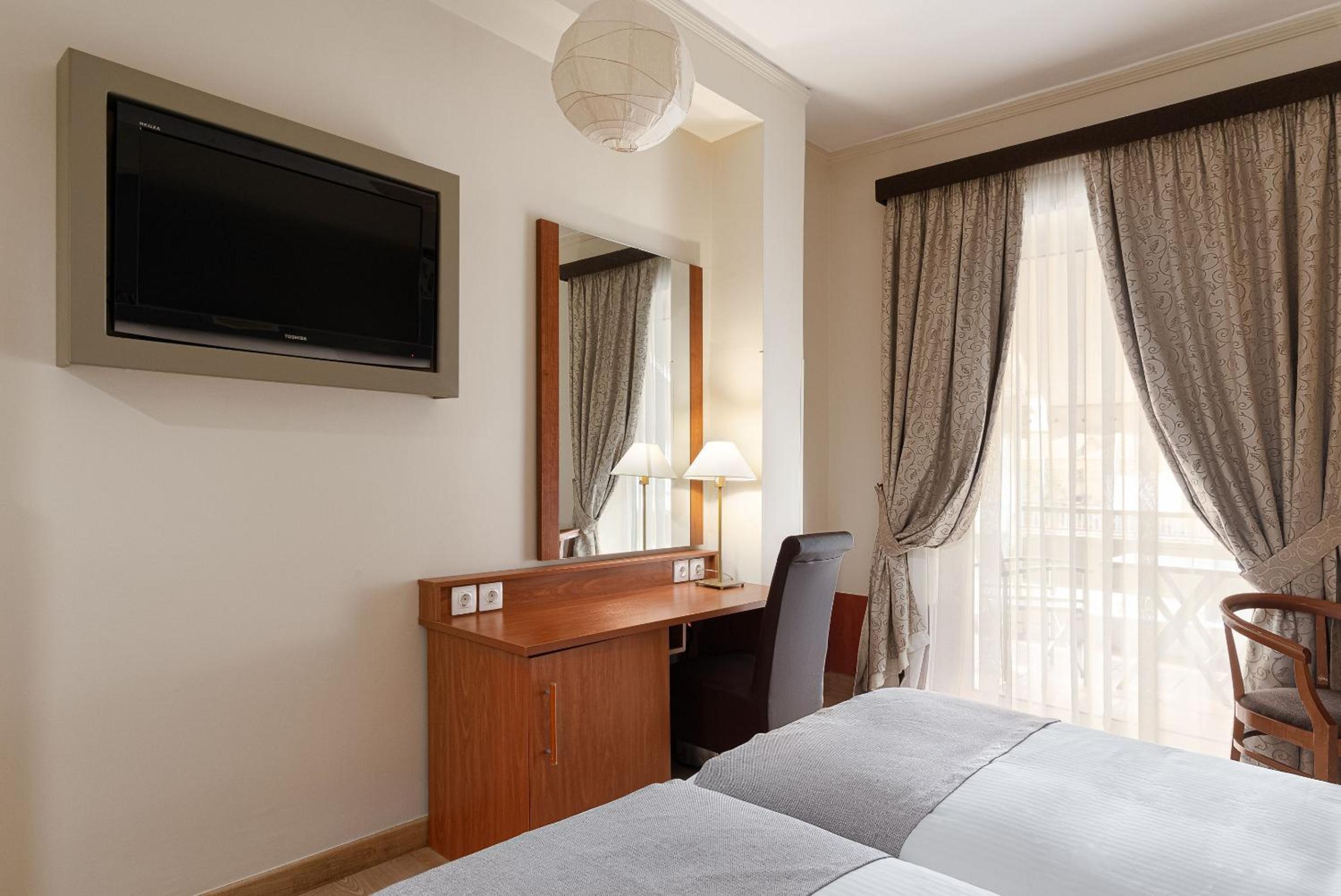 Twin Room - Photo 12