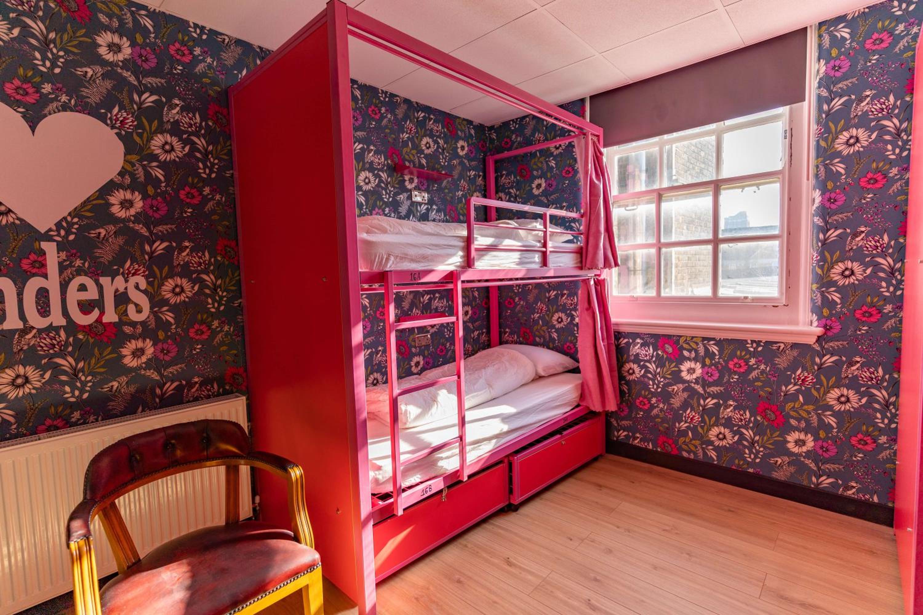 Bed in 8-Bed Female Dormitory Room photo 1