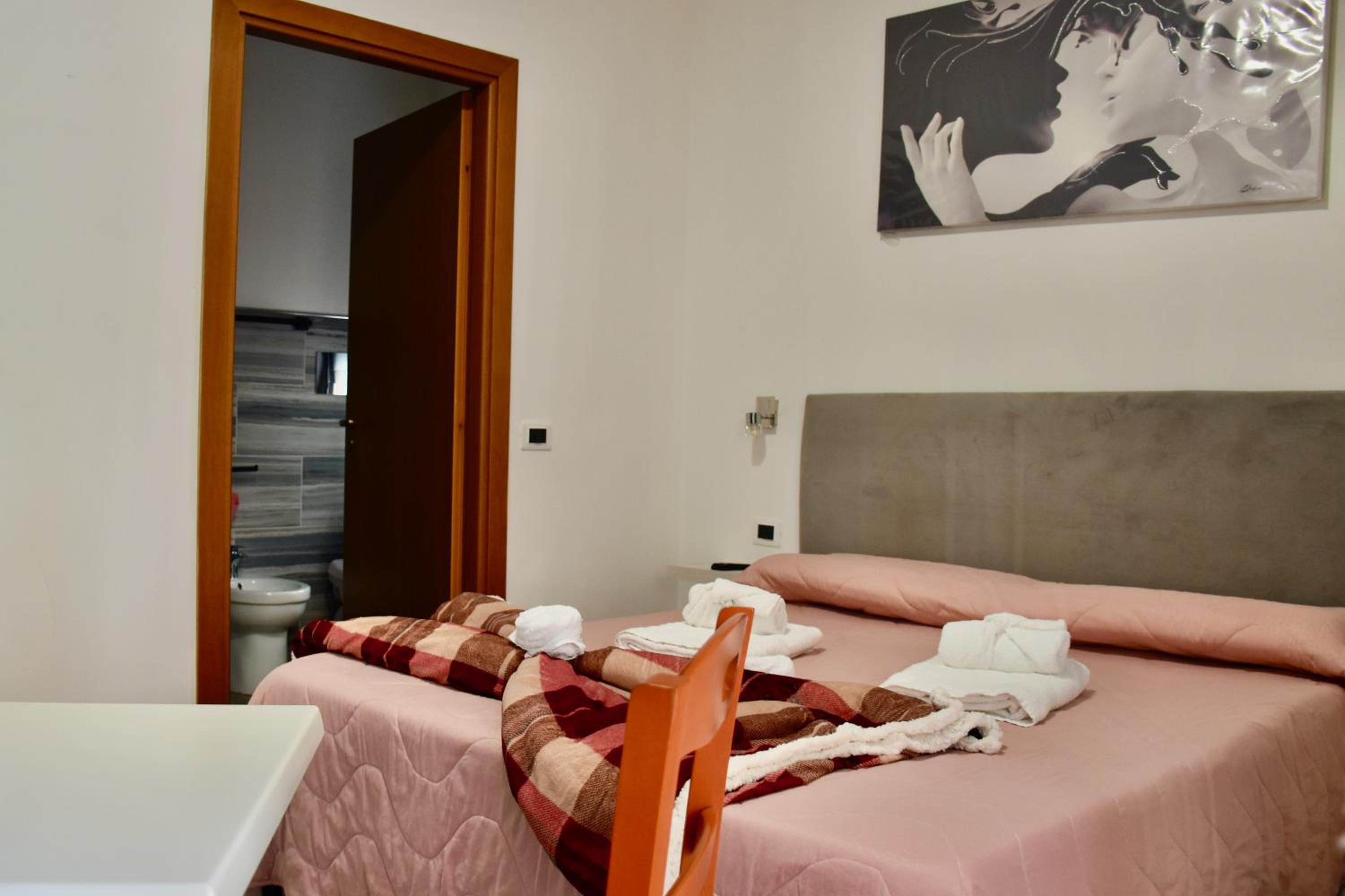 Deluxe Double or Twin Room with City View - Photo 17