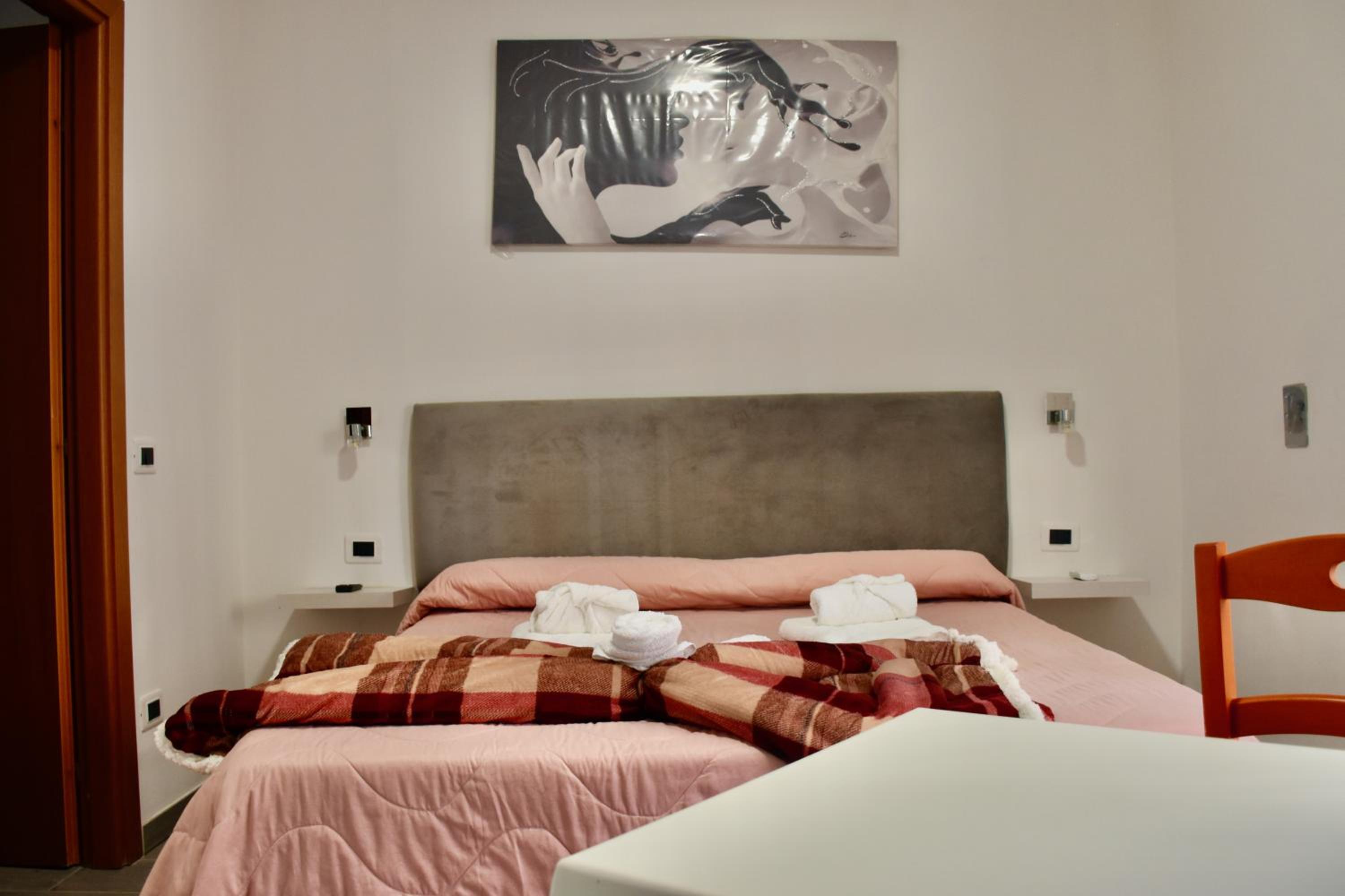 Deluxe Double or Twin Room with City View - Photo 16