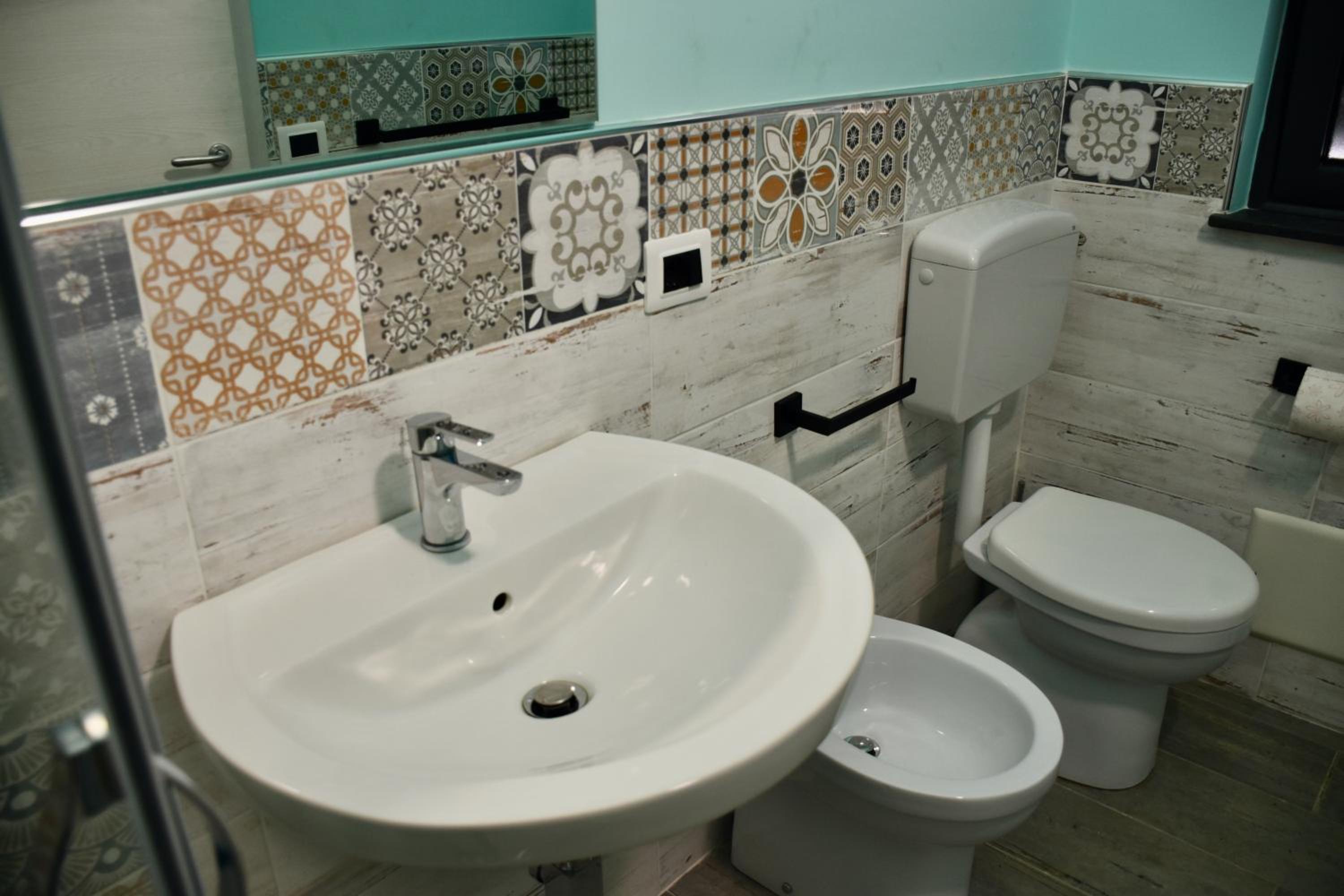 Deluxe Double or Twin Room with City View - Photo 9