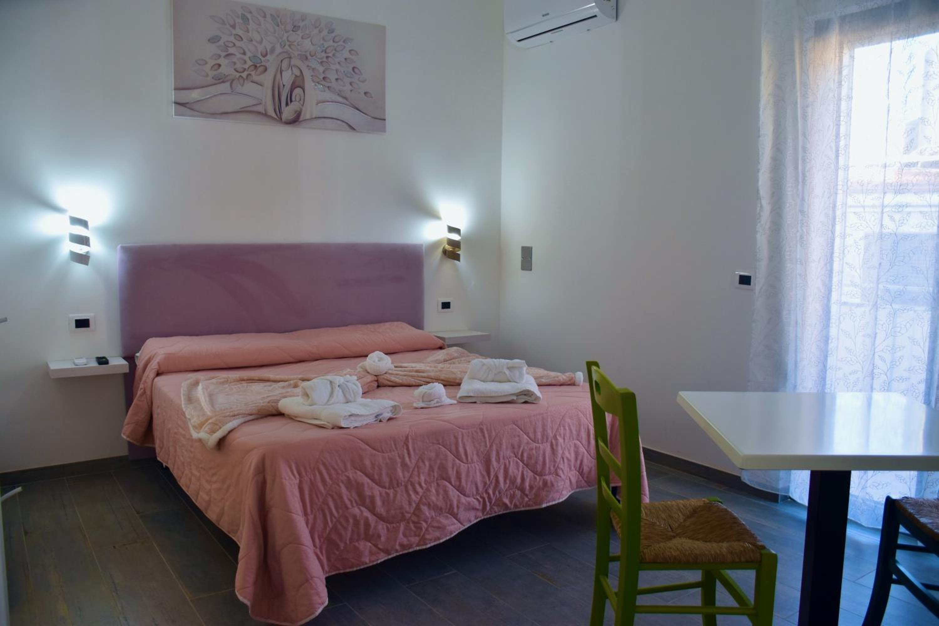 Deluxe Double or Twin Room with City View - Photo 8