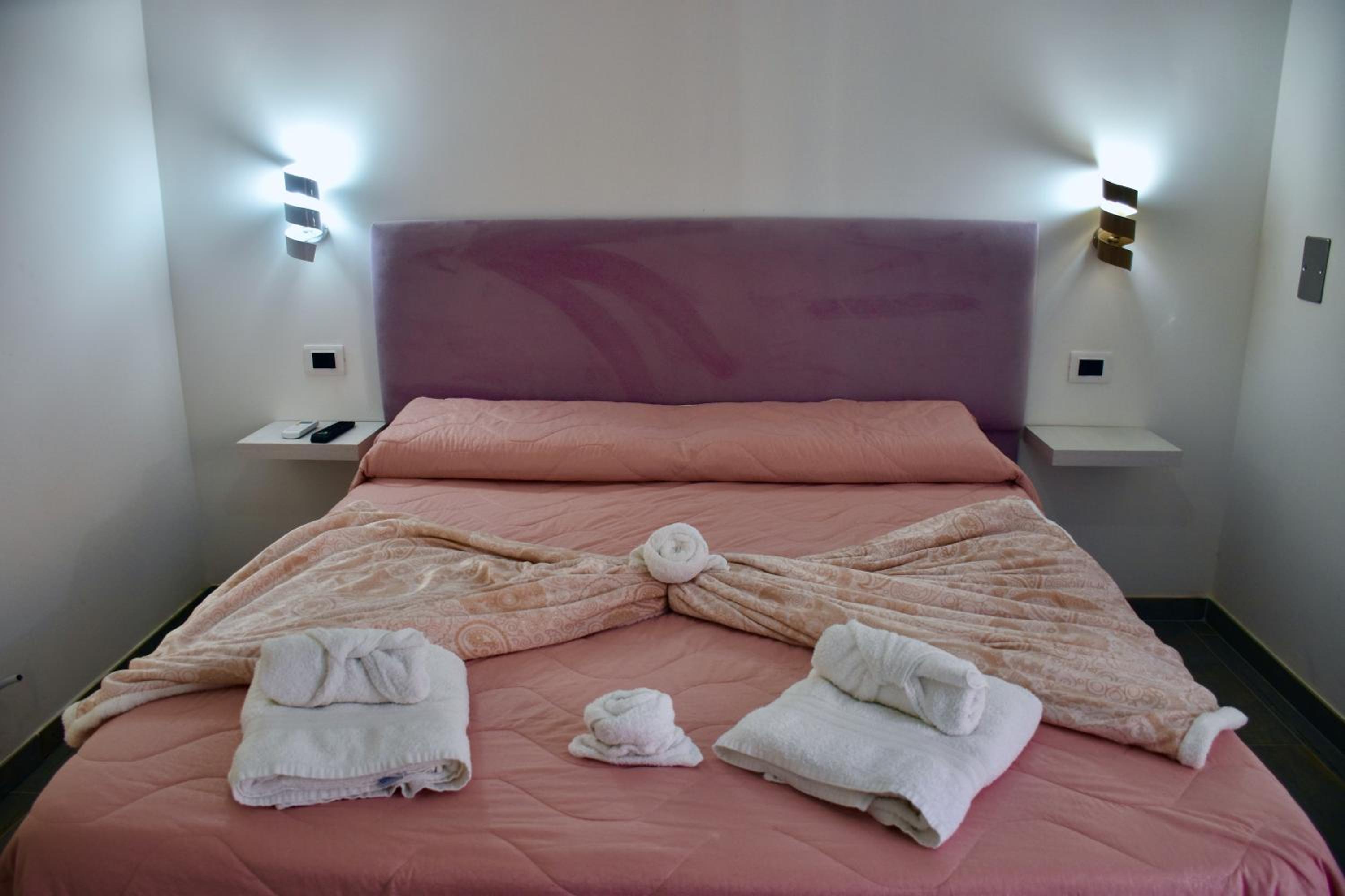 Deluxe Double or Twin Room with City View - Photo 2