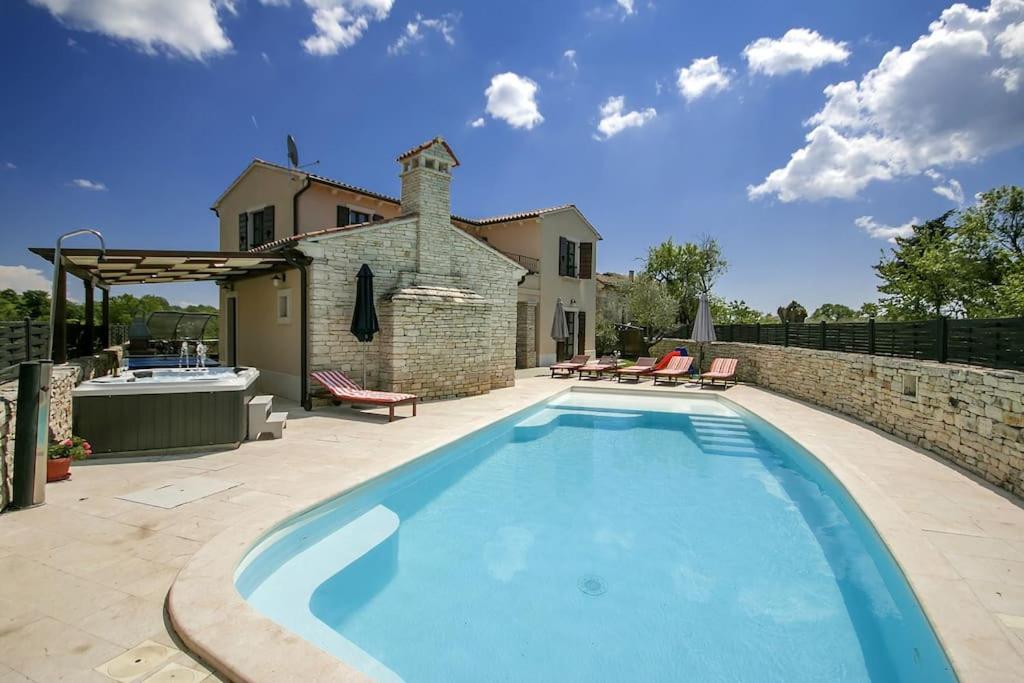 Villa photo 2