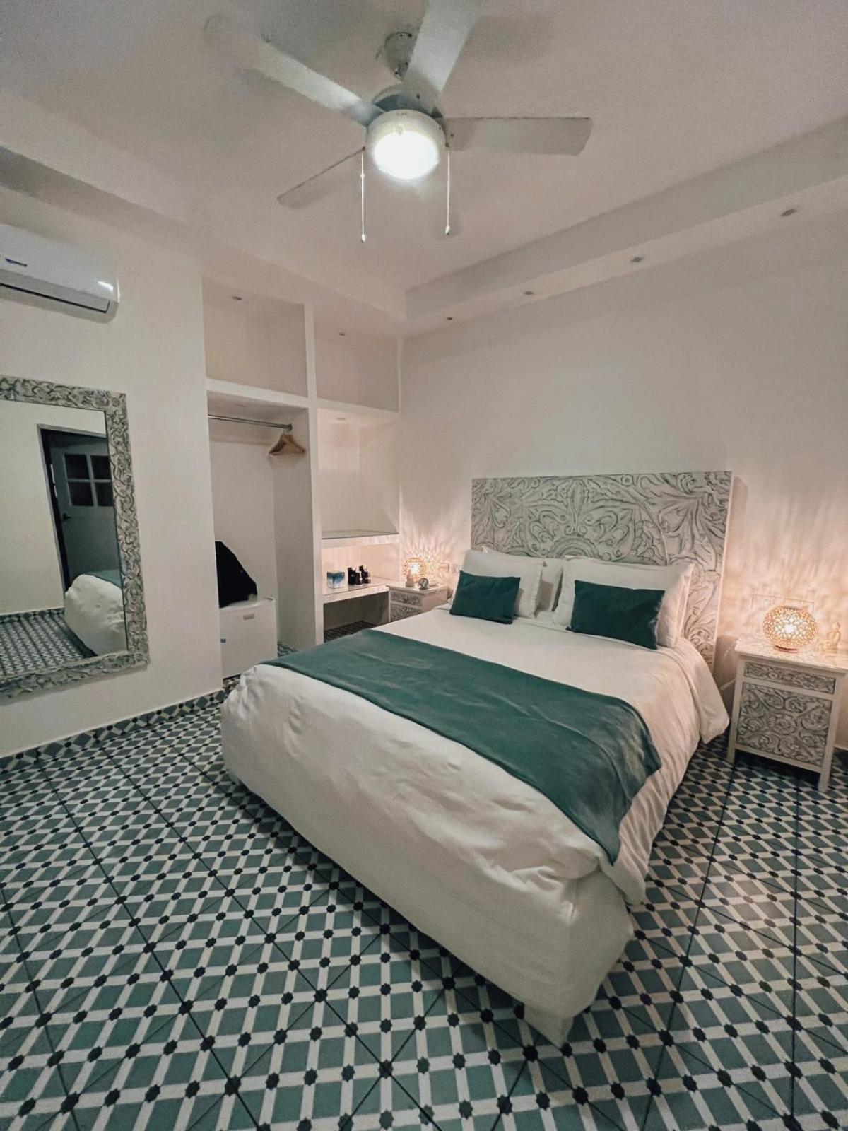Queen Room photo 1