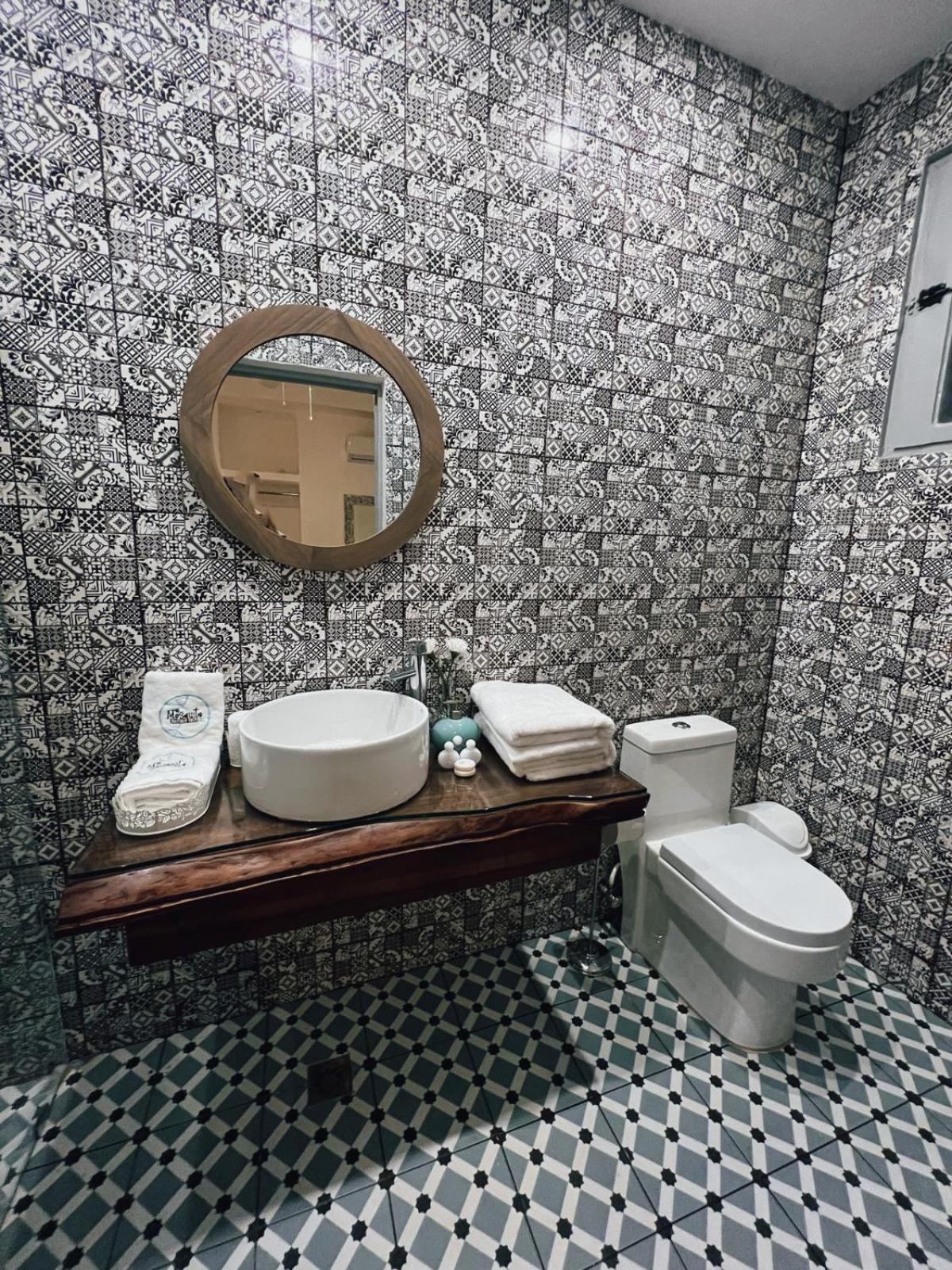 Queen Room photo 2
