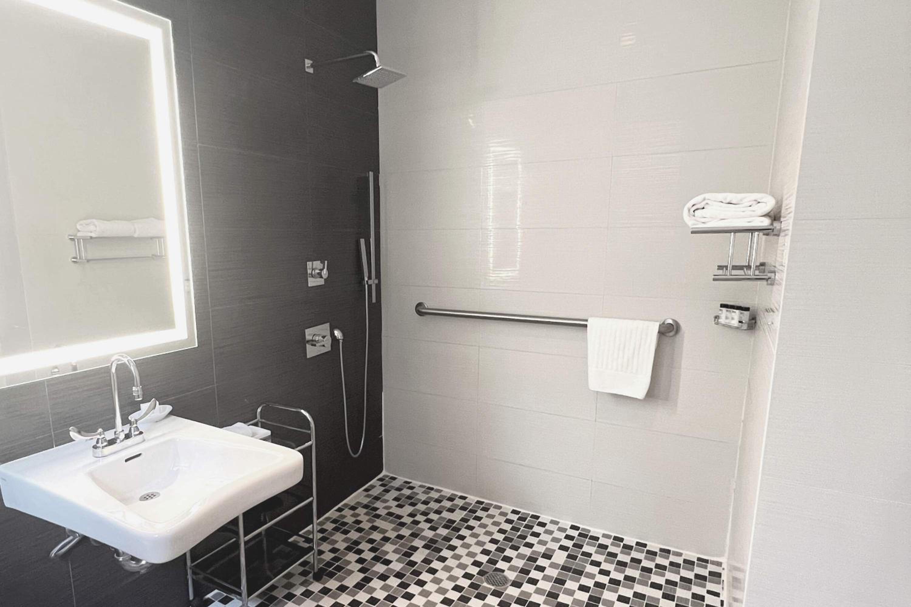 Queen Room - Disability Access thumbnail 6