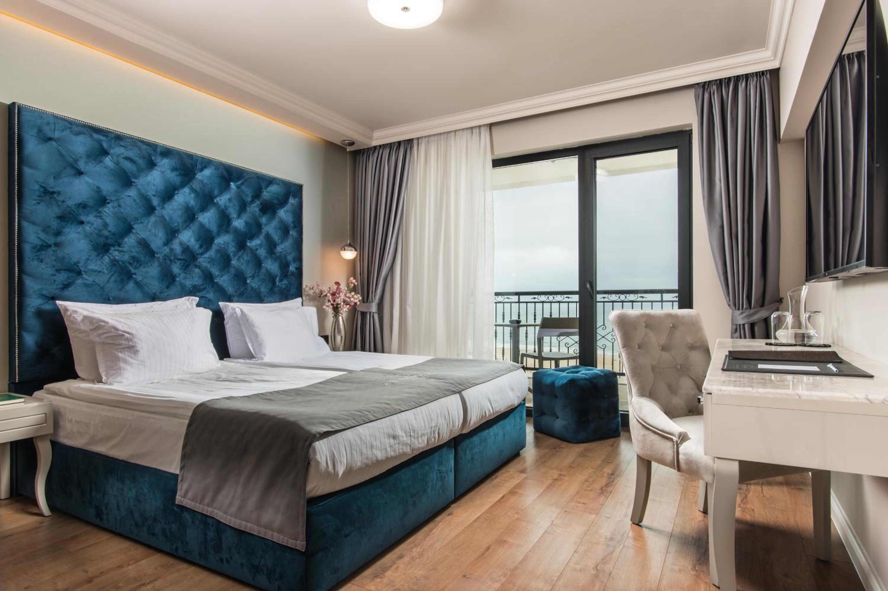One-Bedroom Apartment with Balcony and Sea View - Free Parking and SPA Access