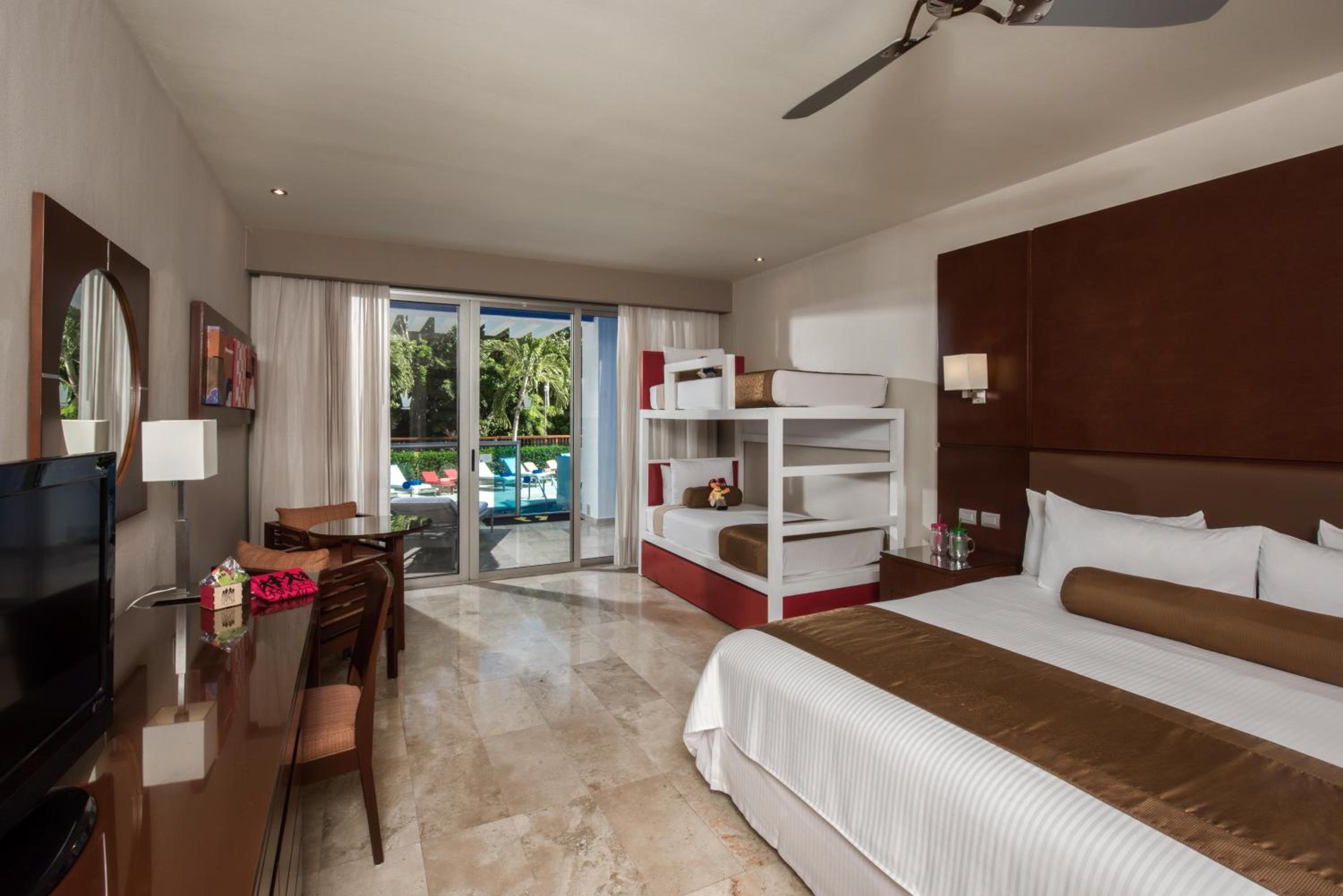 Family Club - Pool Access (2 Adults + 3 Children)
