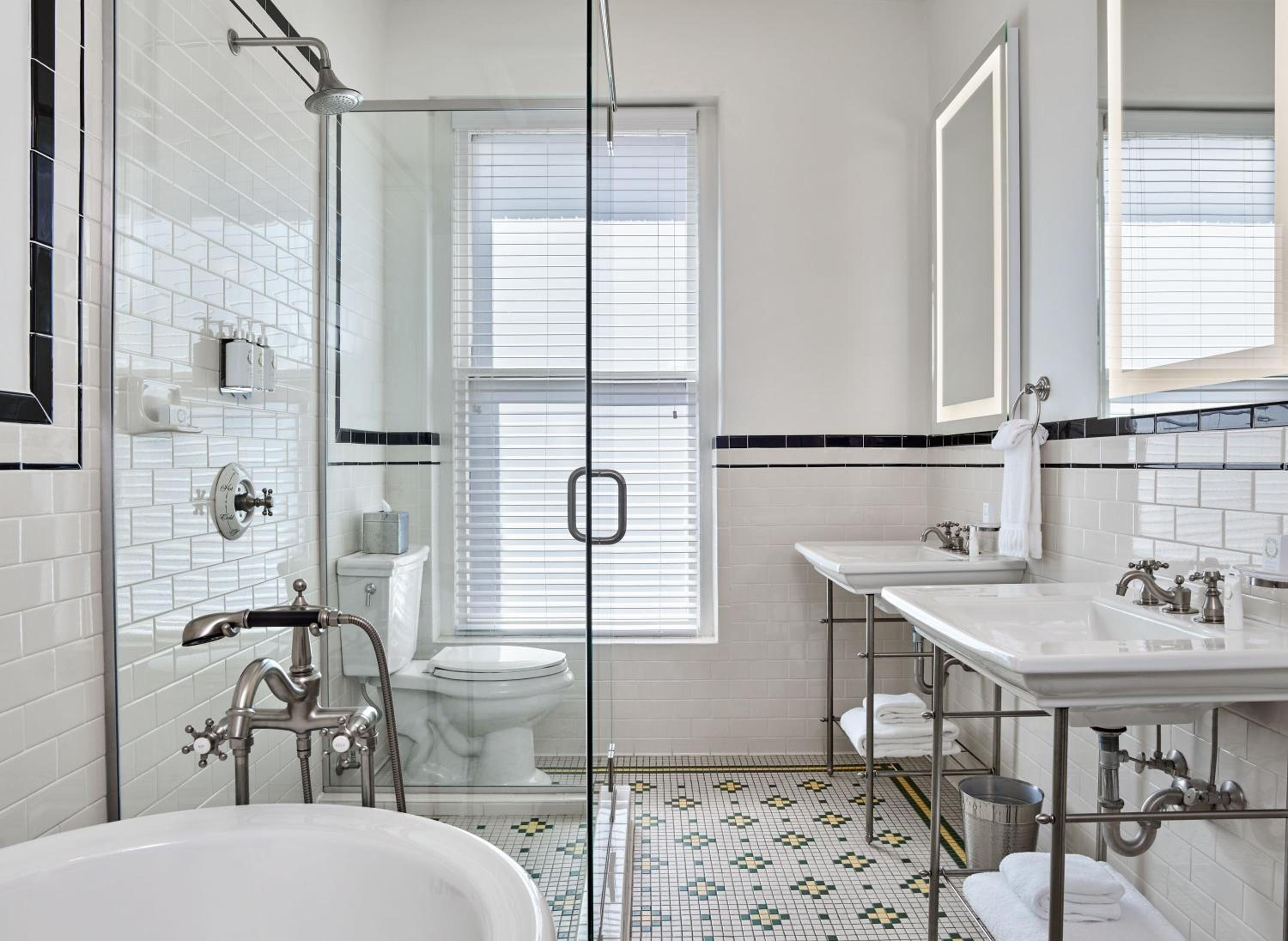 Deluxe Double Room with Bath thumbnail 5