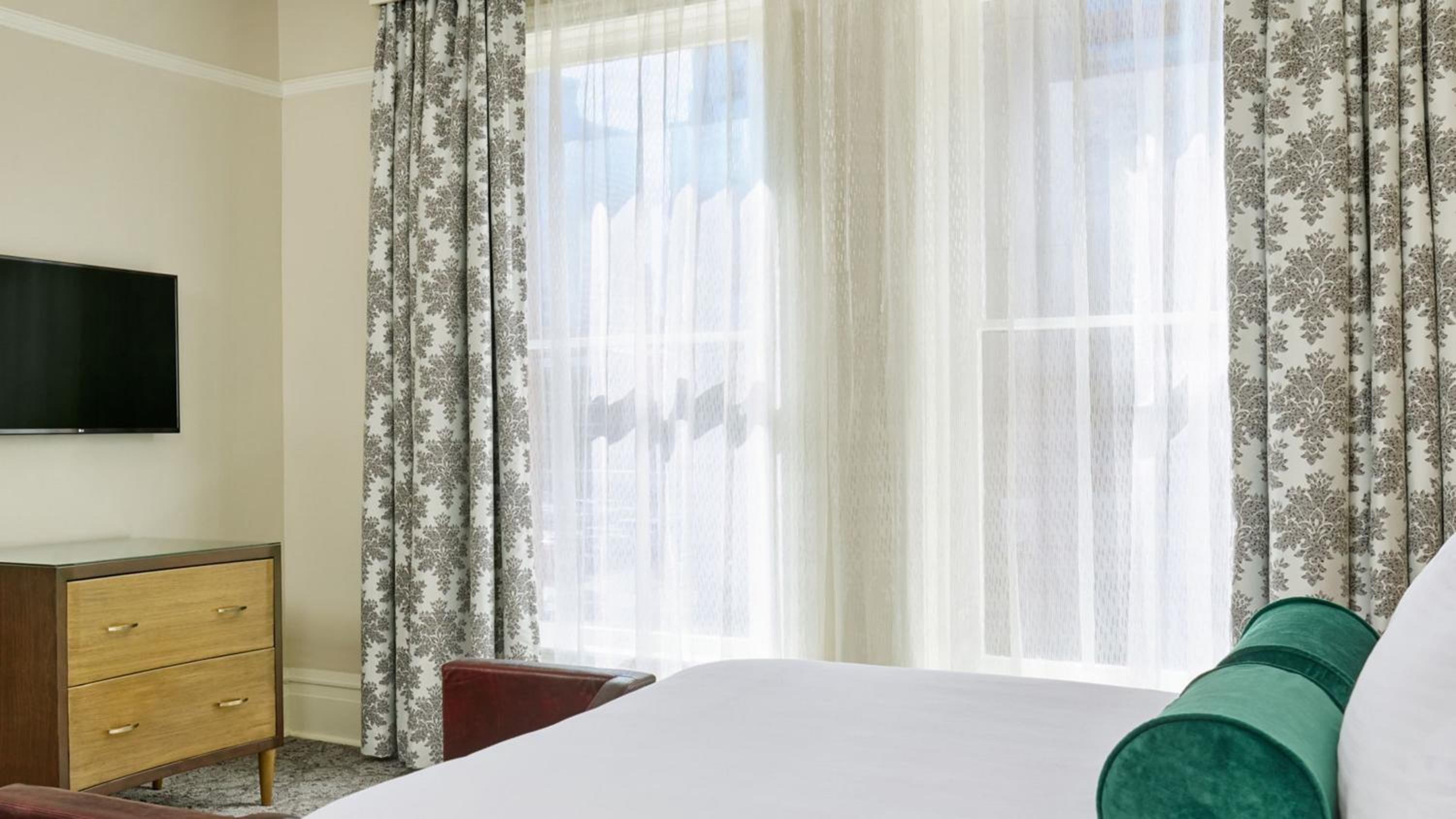Deluxe Double Room with Bath thumbnail 6