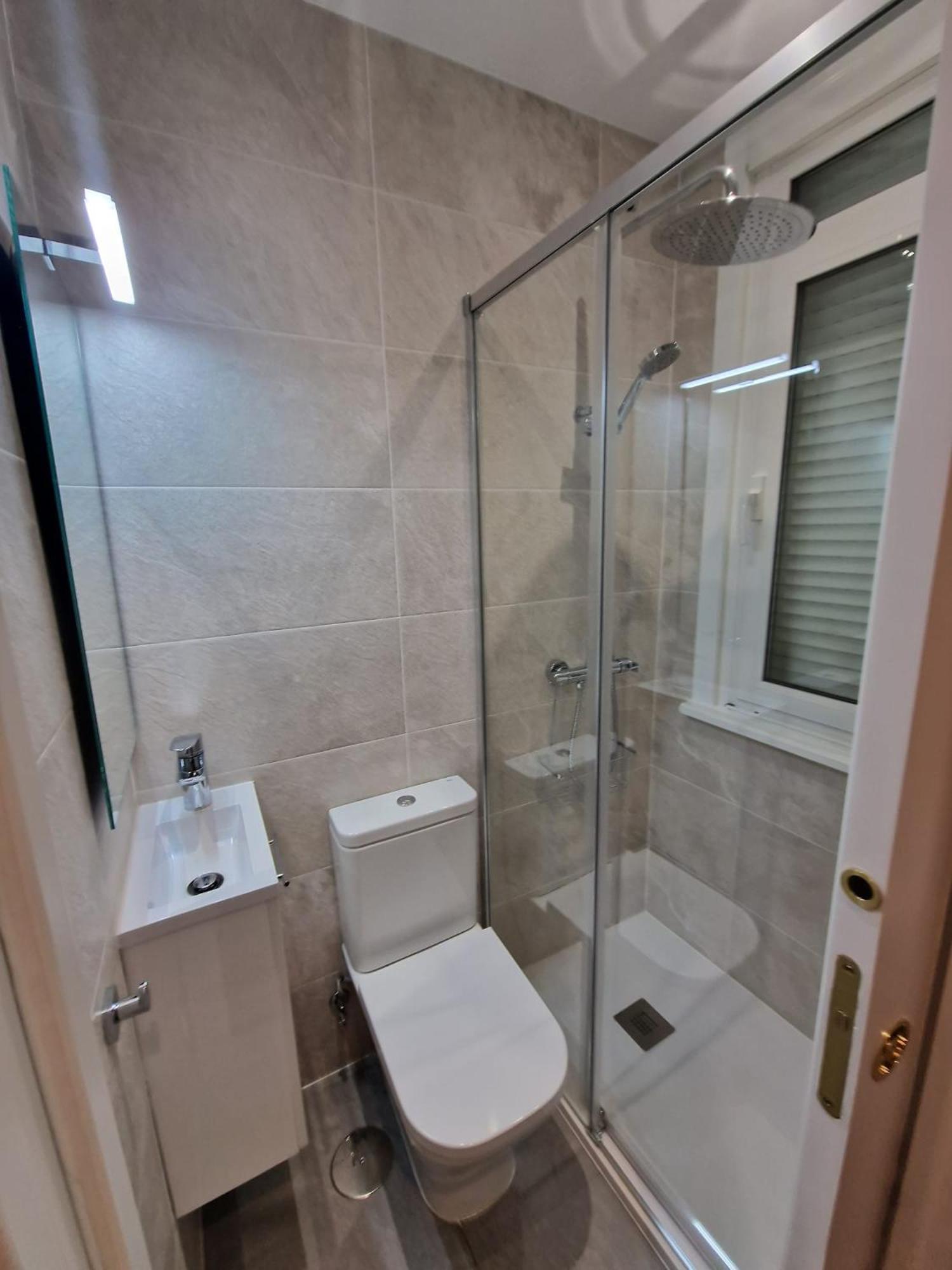 Three-Bedroom Apartment (6 Adults) - Photo 16