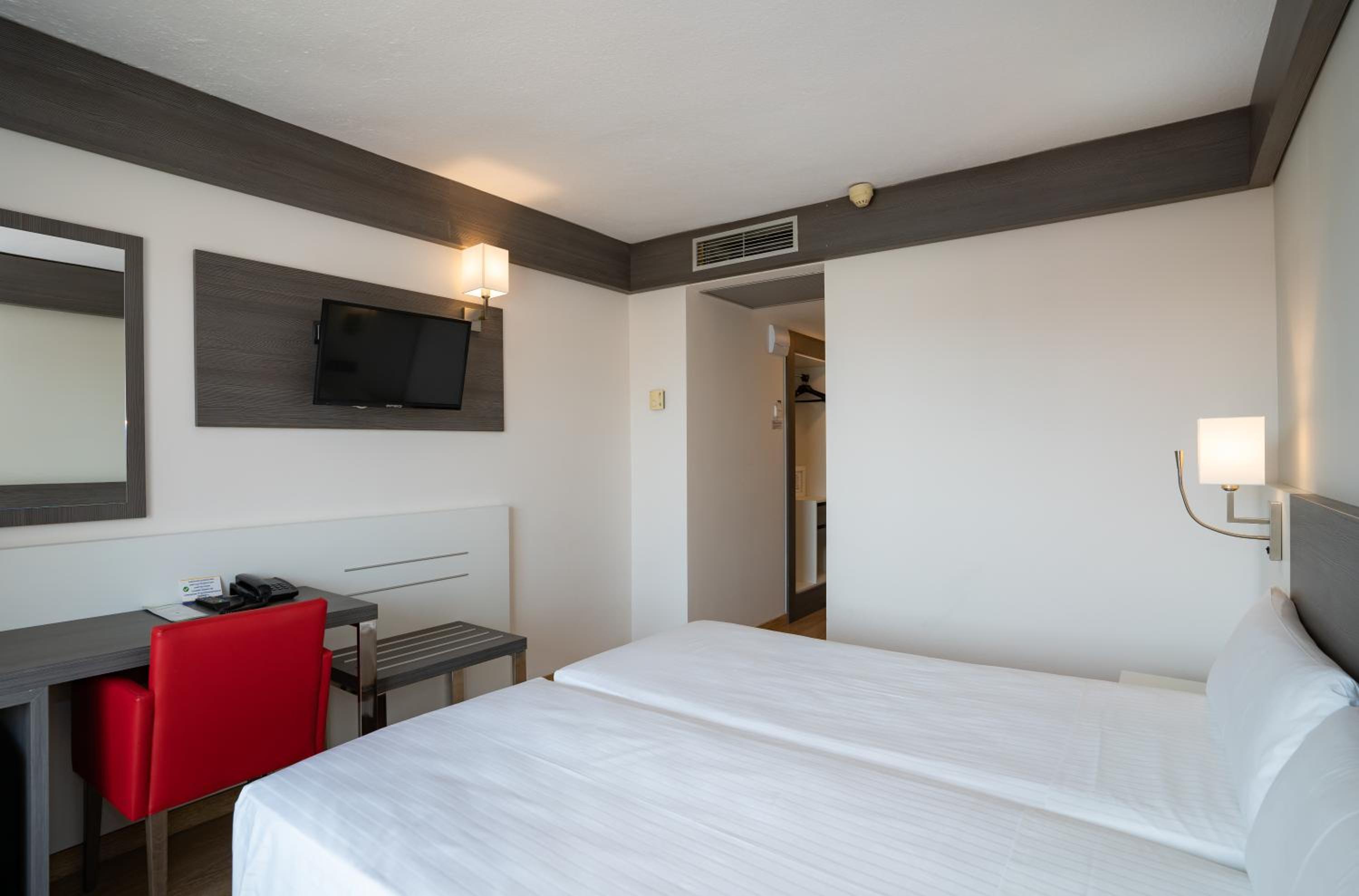Double or Twin Room with terrace and pool view - Photo 4