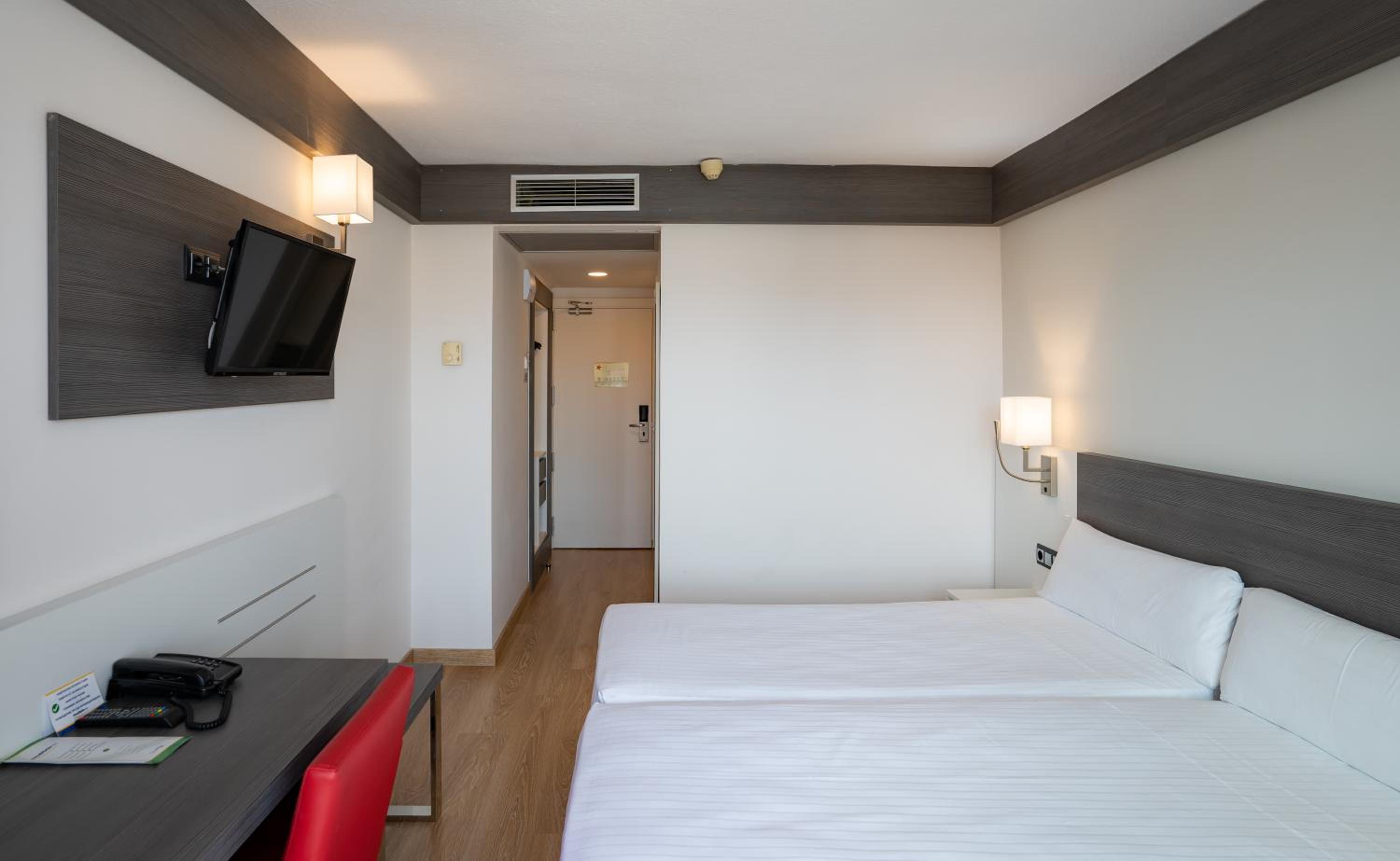 Double or Twin Room with Terrace and Sea View - Photo 3