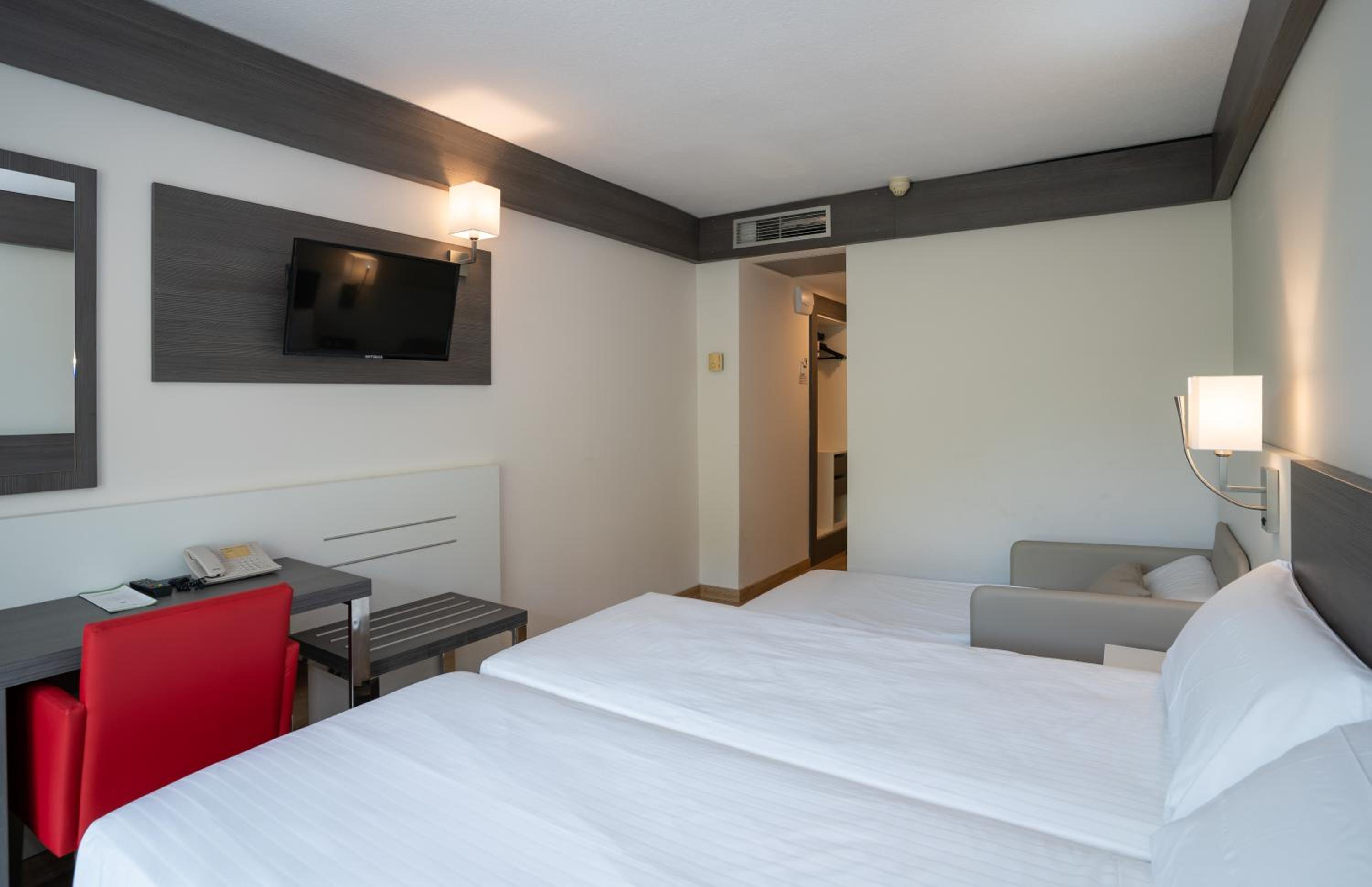 Double Room with Balcony (3 Adults) - Photo 3