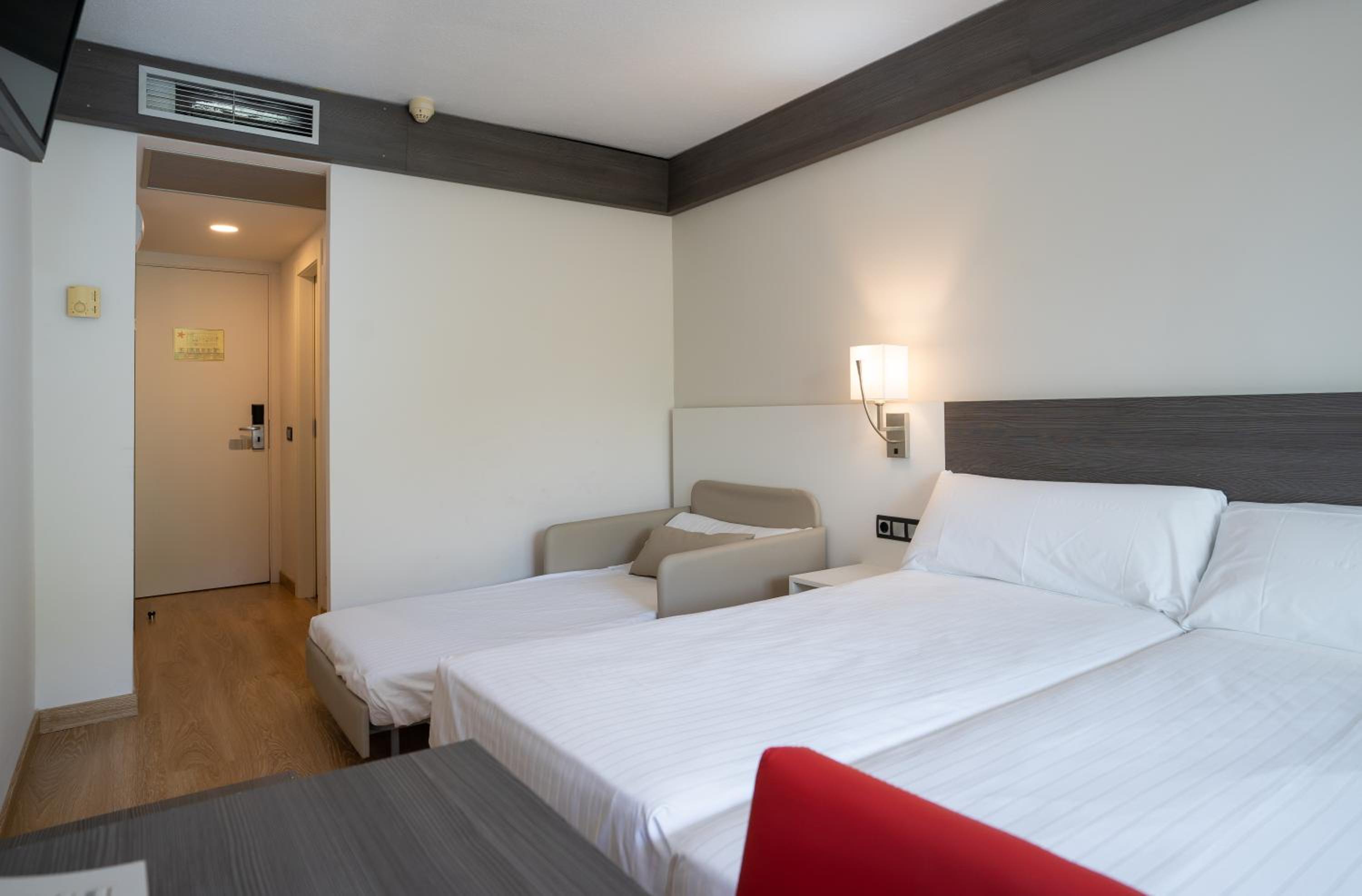 Double Room with Balcony (3 Adults) - Photo 5