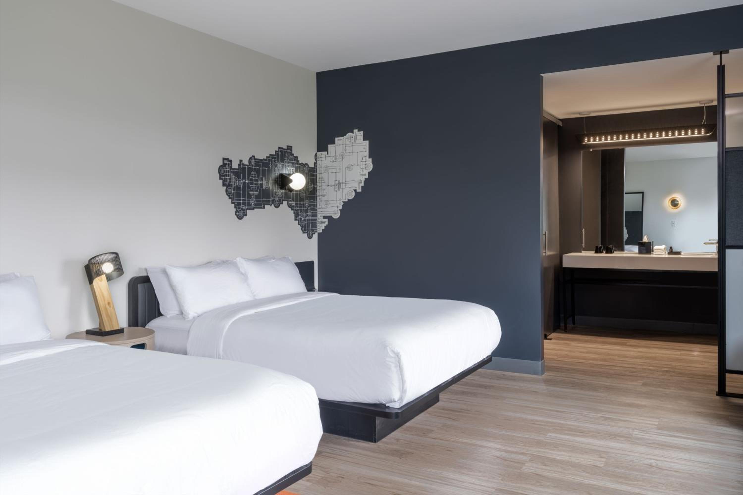 Queen Room with Two Queen Beds - Photo 4