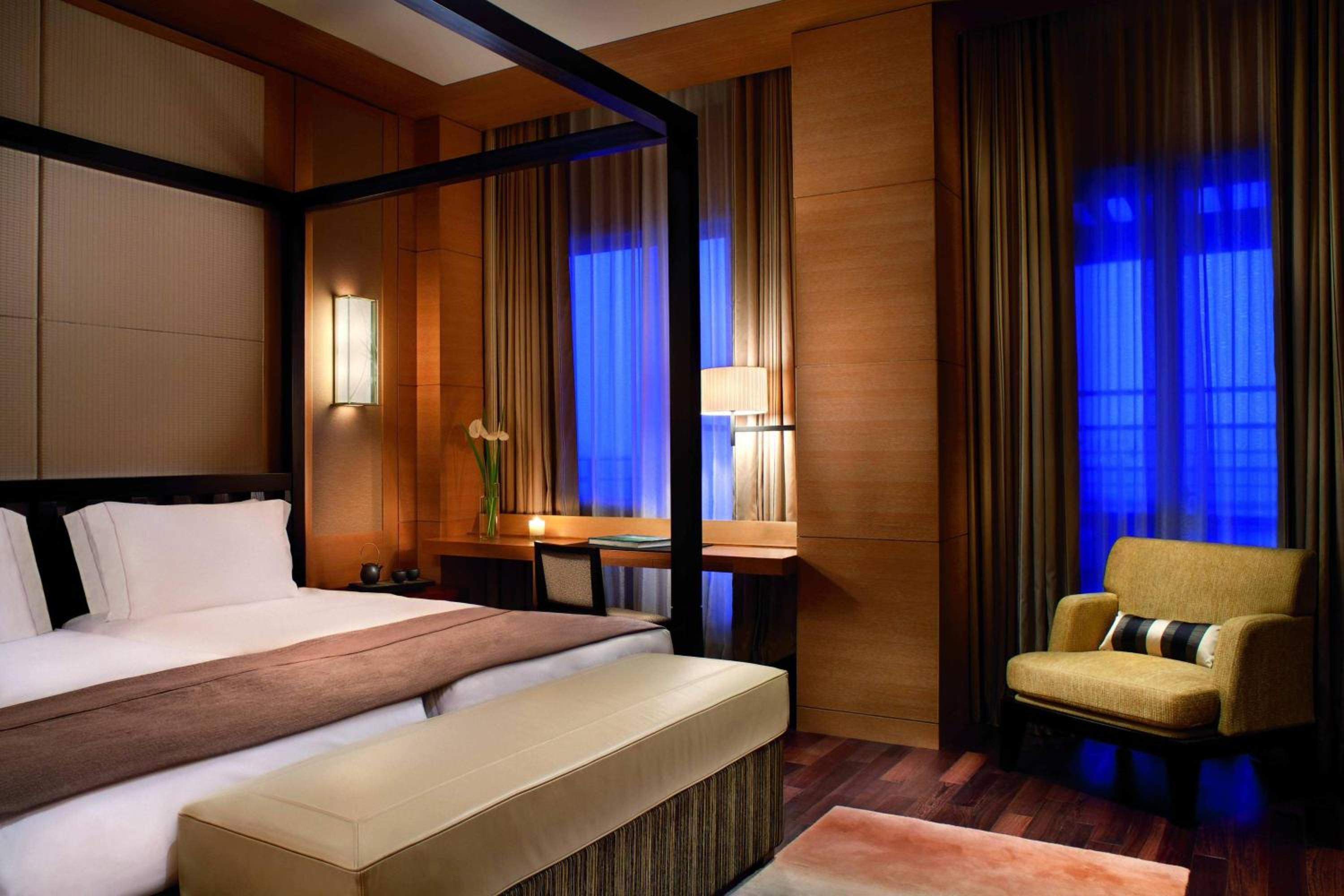 The Ritz-Carlton Suite photo 2
