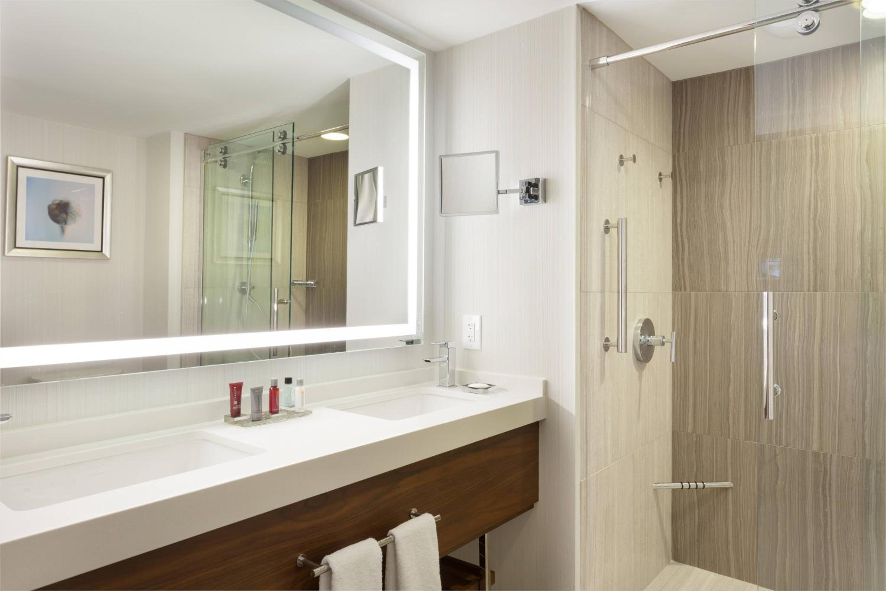 Seaside Suite, 1 Bedroom 2 room Suite, 1 King, Sofa bed photo 2