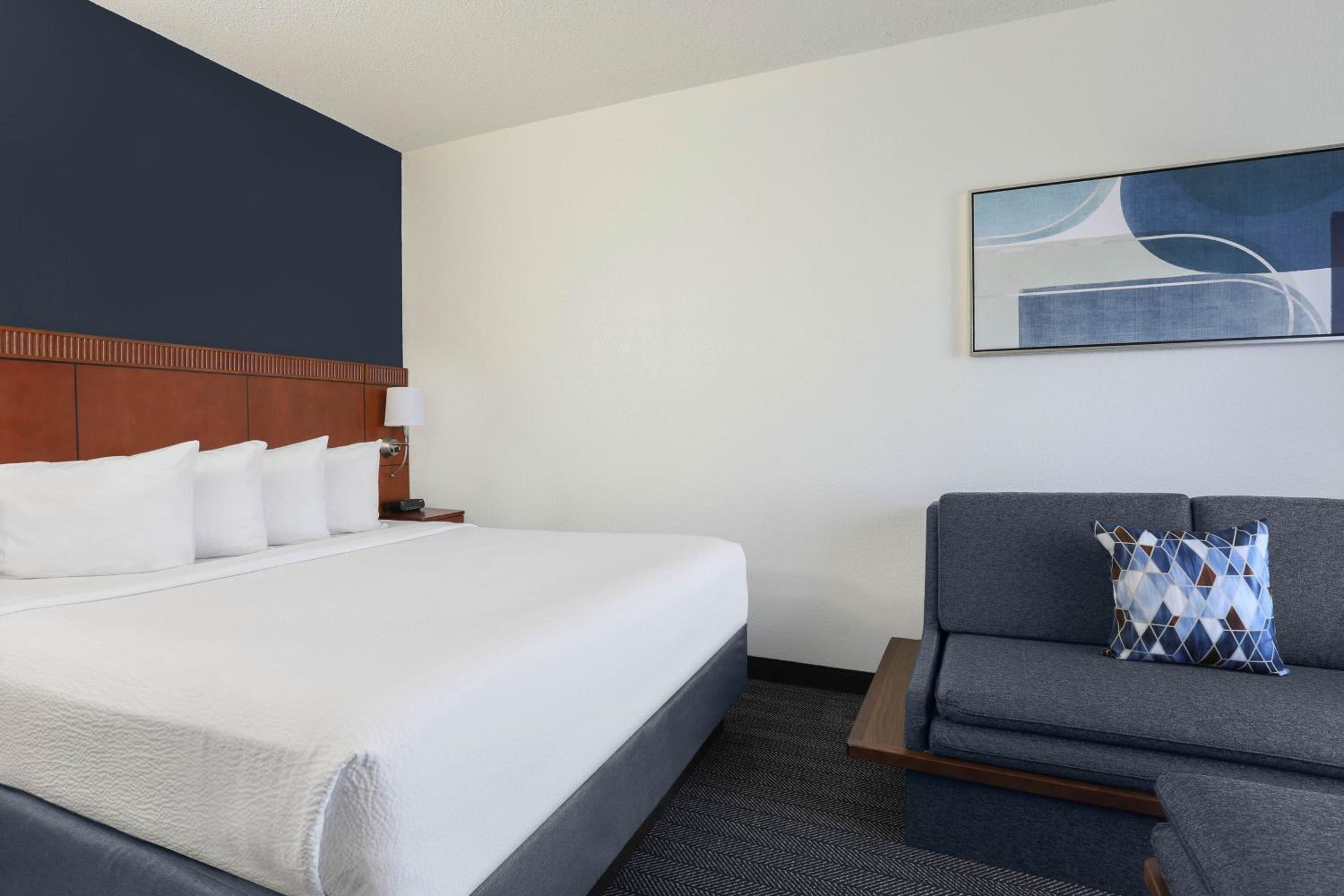 King Room with Sofa Bed - Photo 1