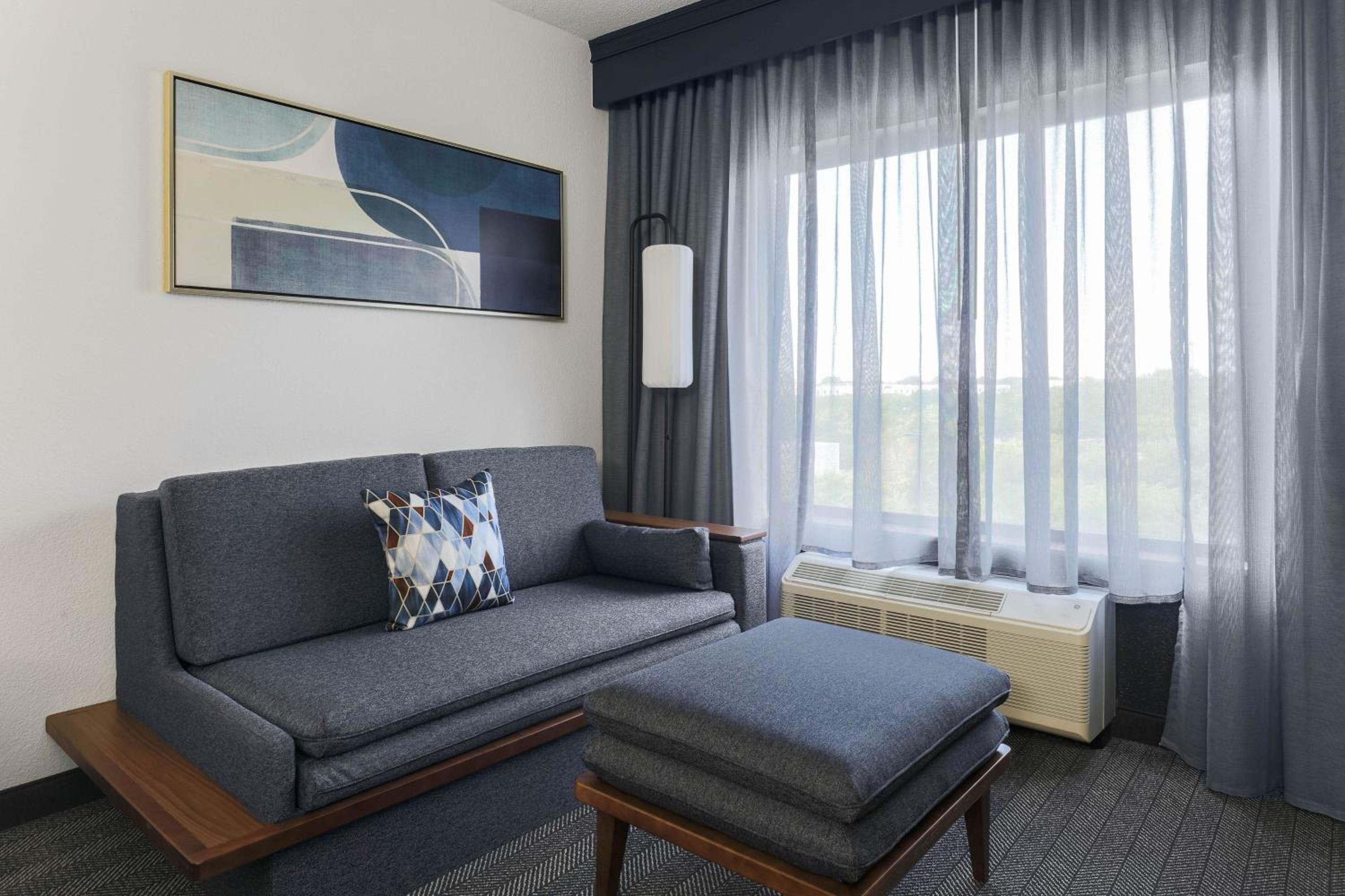 King Room with Sofa Bed - Photo 3