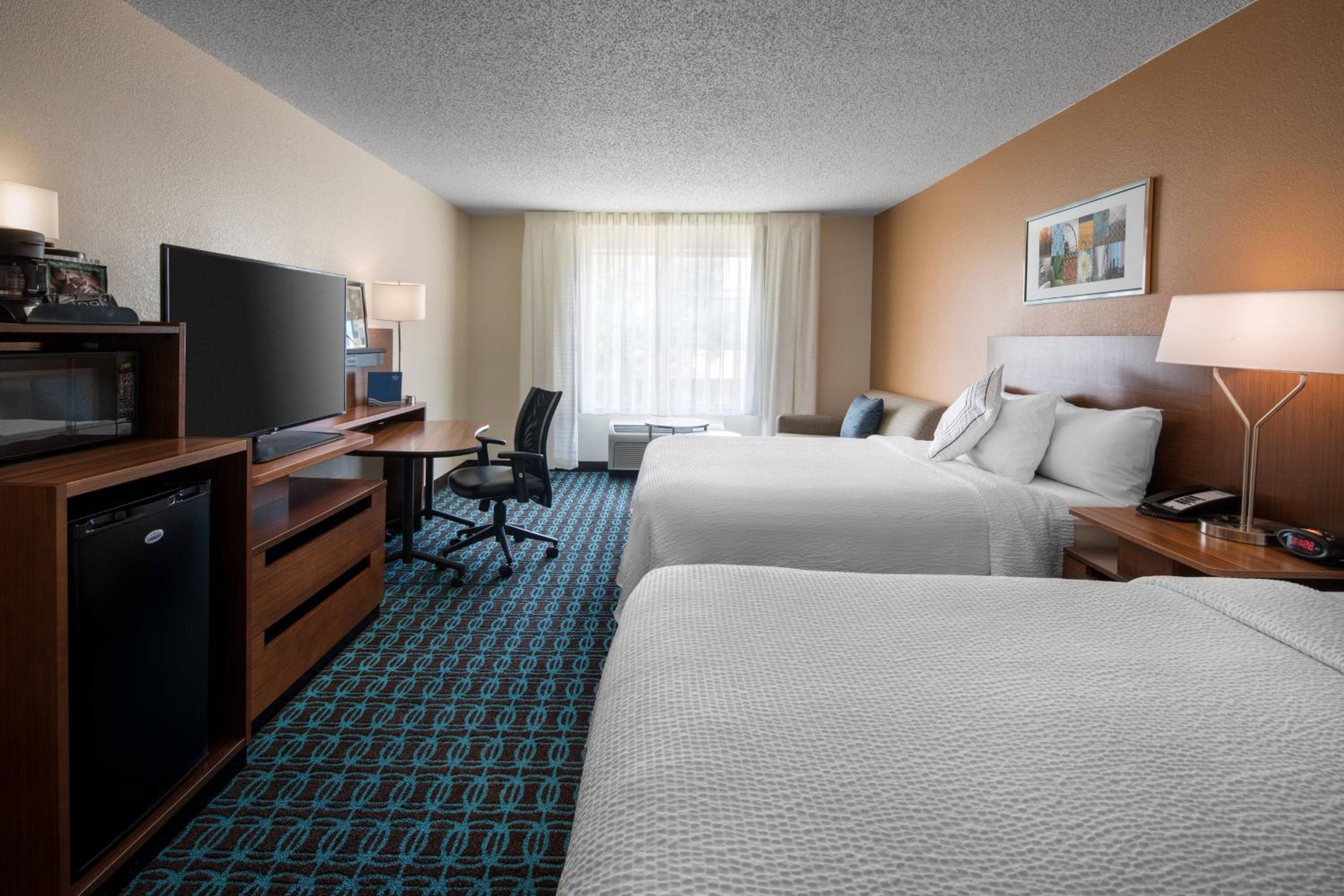 Deluxe Queen Room with Two Queen Beds - Photo 3