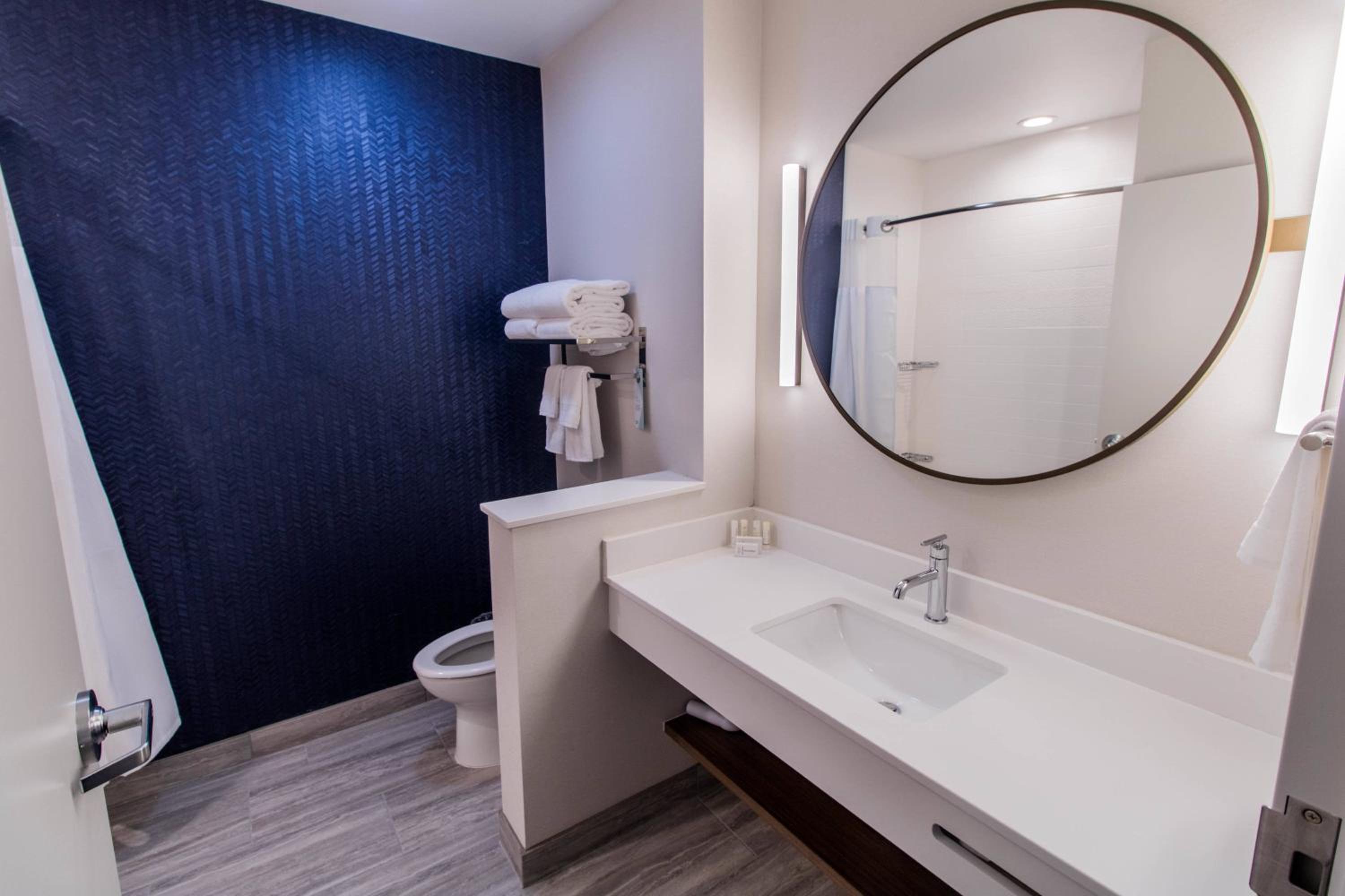 Queen Room with Two Queen Beds with Roll-In Shower and City View - Mobility Accessible photo 2