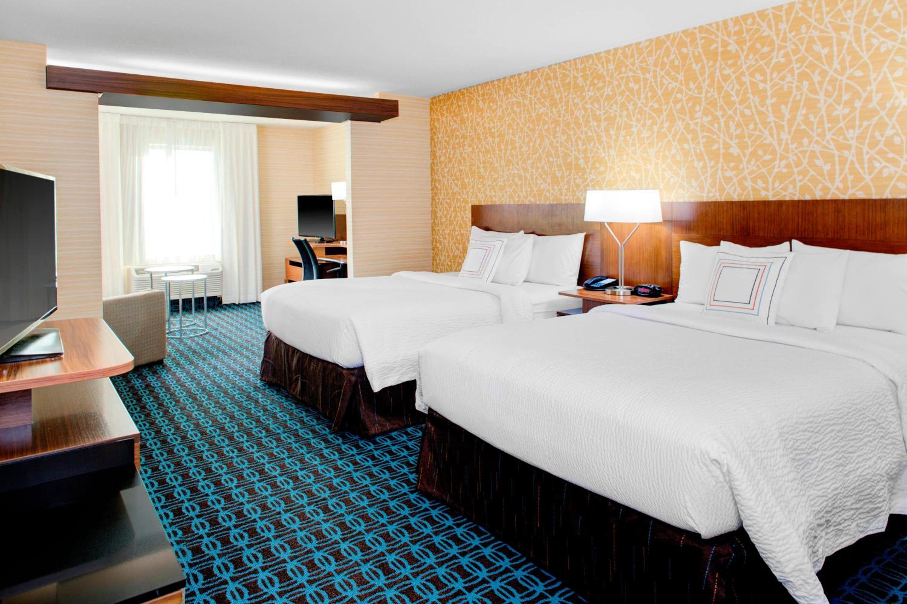 Executive Suite with Two Queen and Sofa Bed photo 3