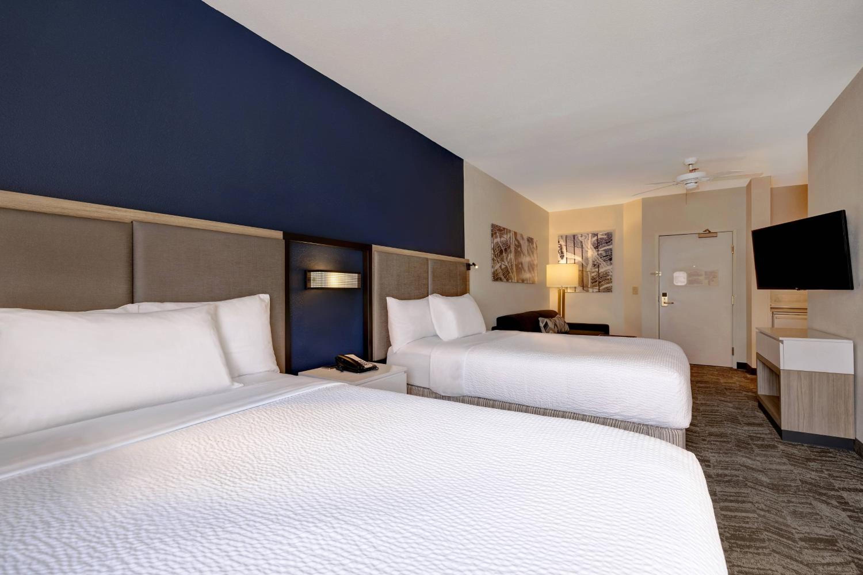 Suite with Two Double Beds and Sofa Bed - Photo 4