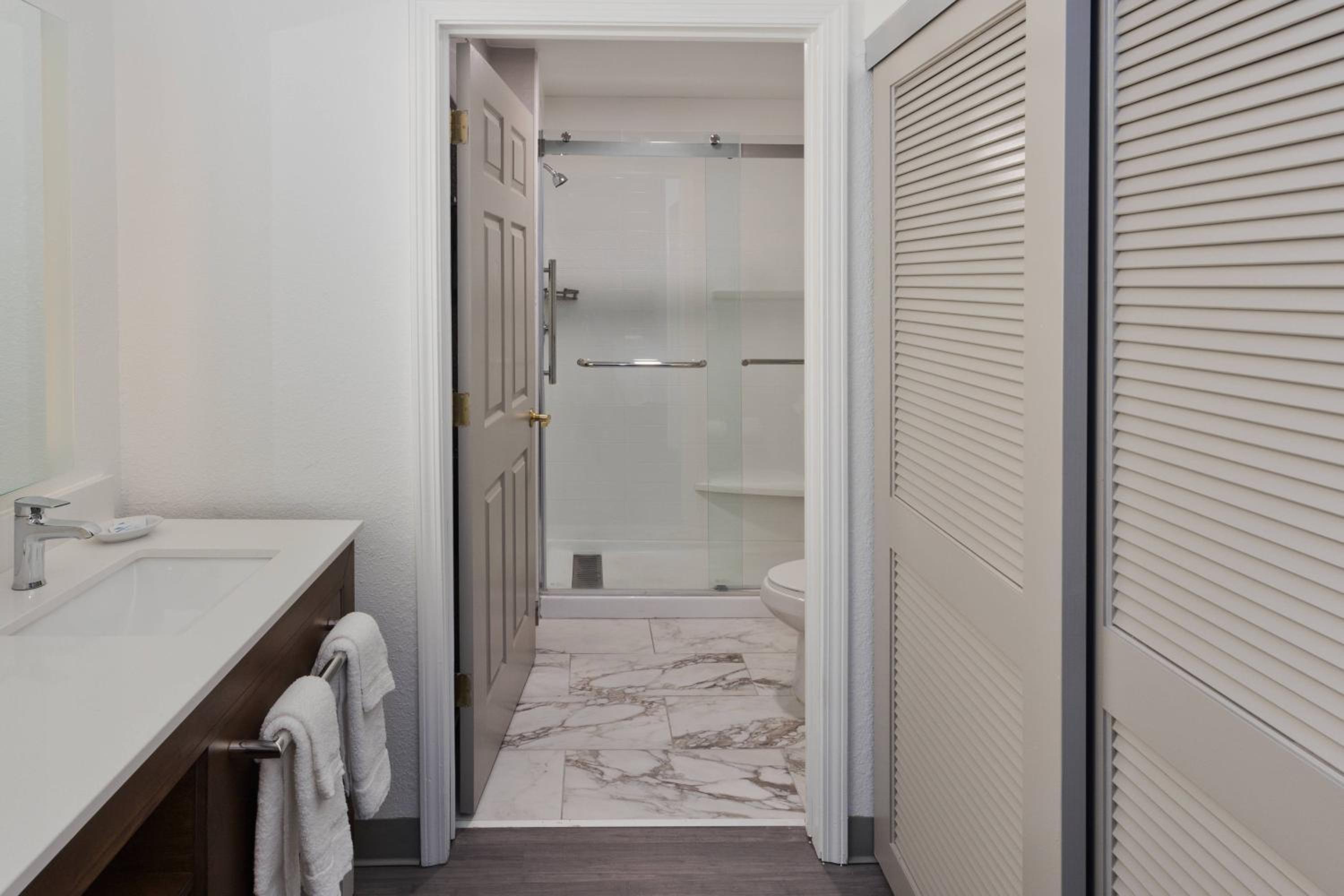 One-Bedroom Queen Suite - Photo 4