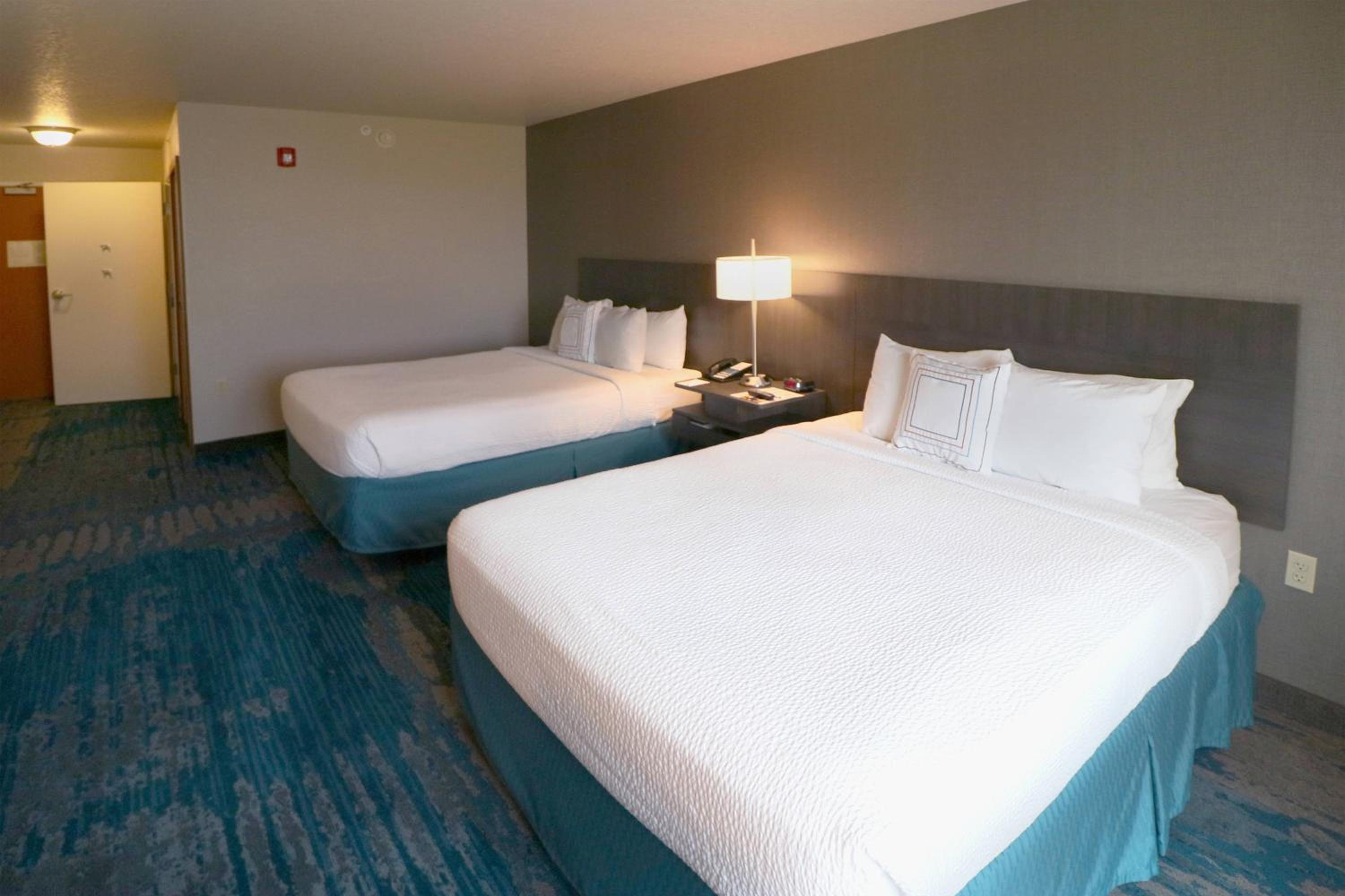 Queen Room with Two Queen Beds - Photo 3