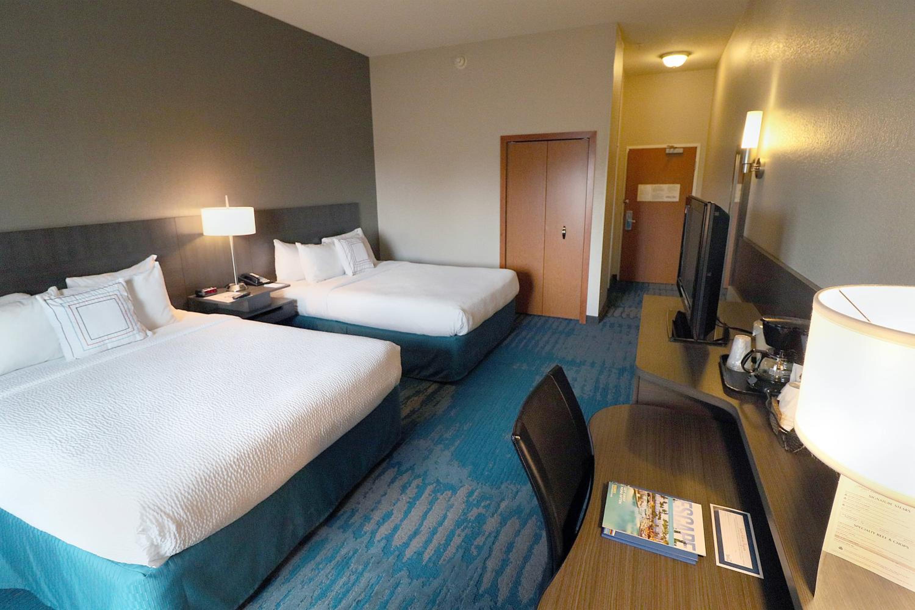 Queen Room with Two Queen Beds - Photo 4
